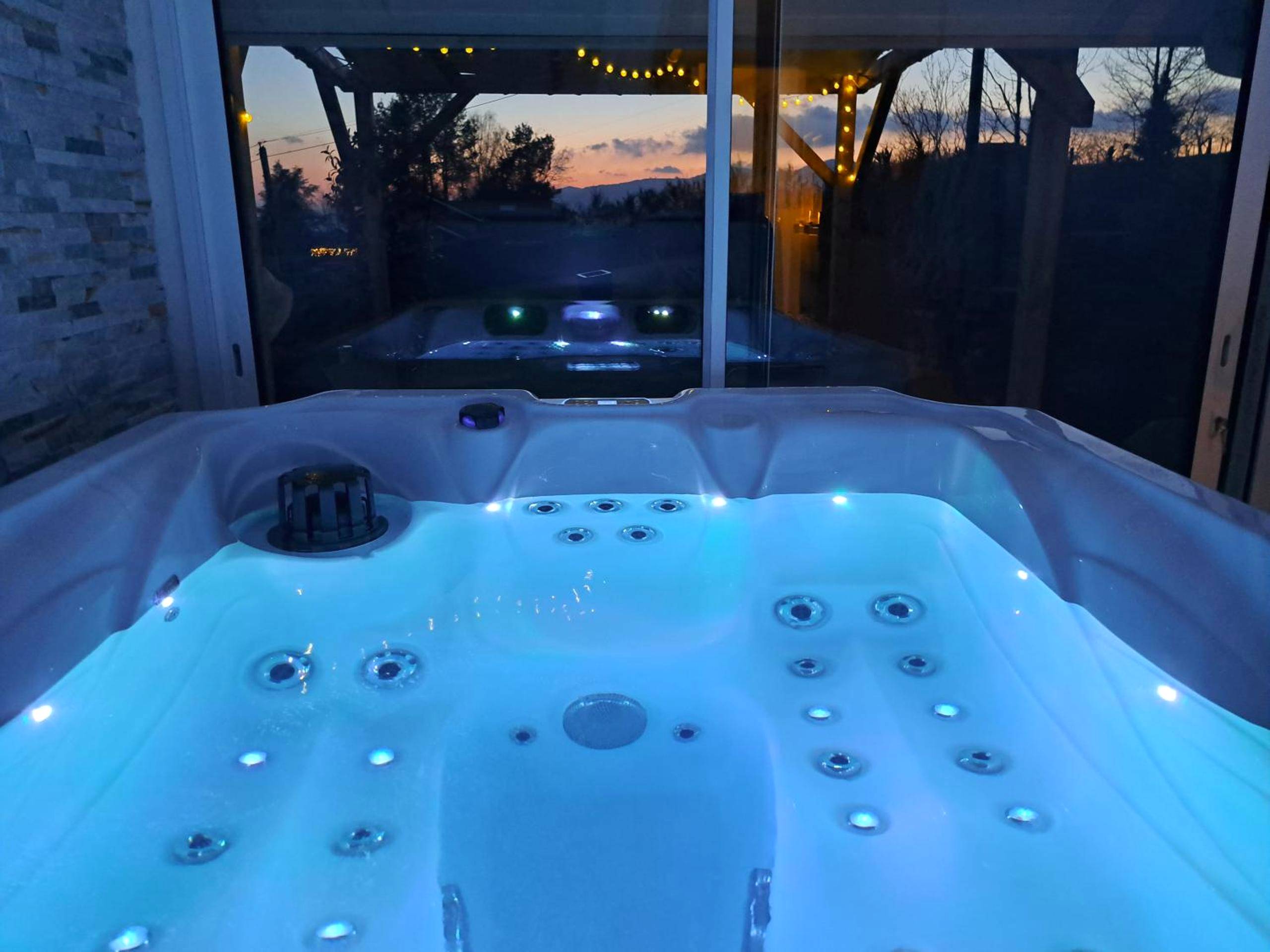Jacuzzi privatif avec éclairage LED bleu - Love Room Saint - Cassien - Adorelys séjour bien être - spa et massage