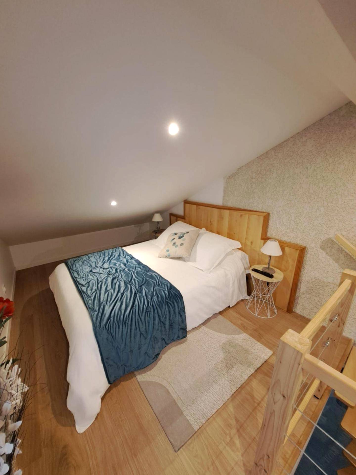 Chambre en mezzanine avec lit double - Adorelys séjour bien être - spa et massage