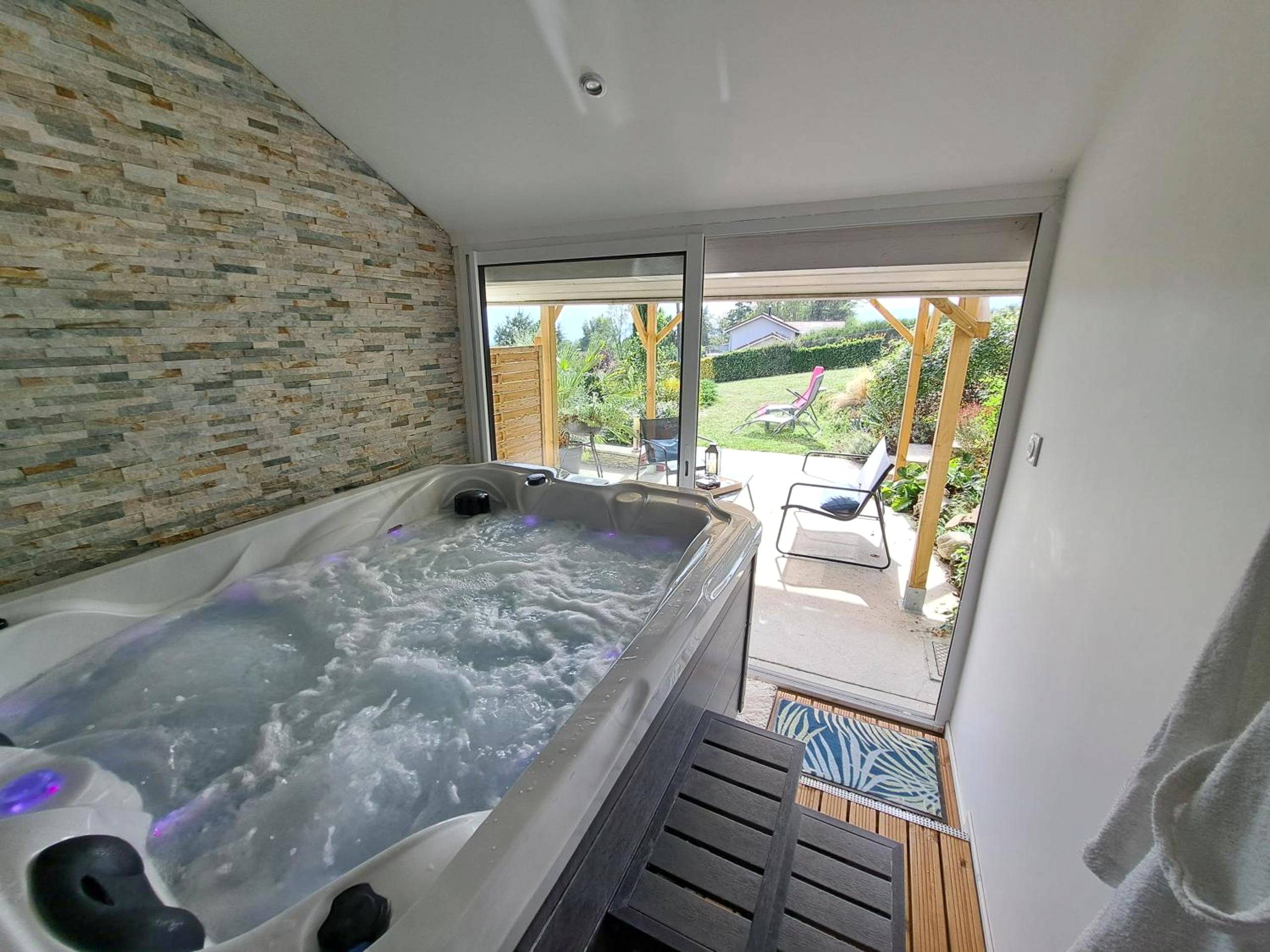 Bain à remous bouillonnant face au jardin - Adorelys séjour bien être - spa et massage