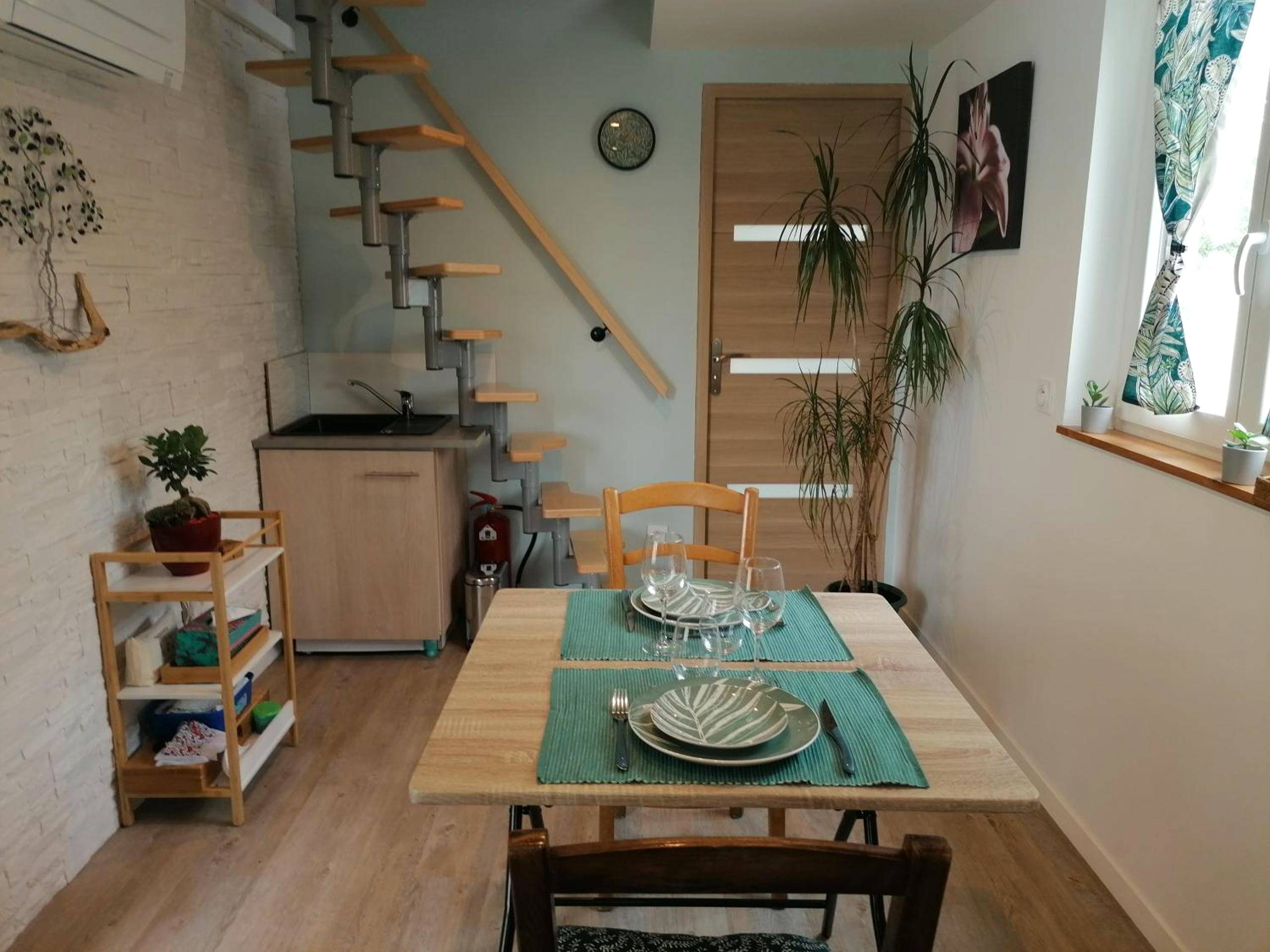 Espace repas avec table dressée pour deux - Adorelys séjour bien être - spa et massage