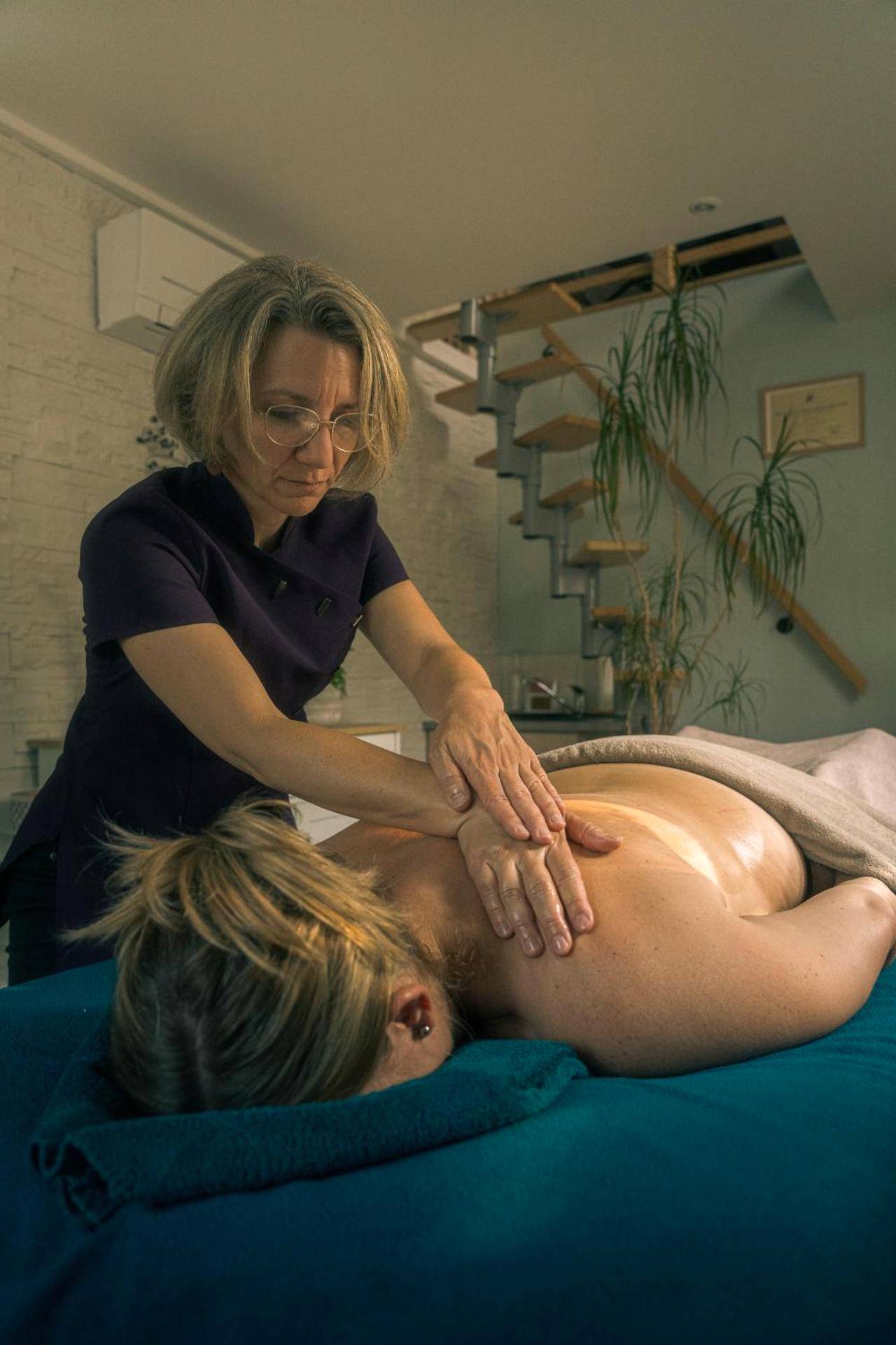 Séance de massage bien - être à domicile - Adorelys séjour bien être - spa et massage