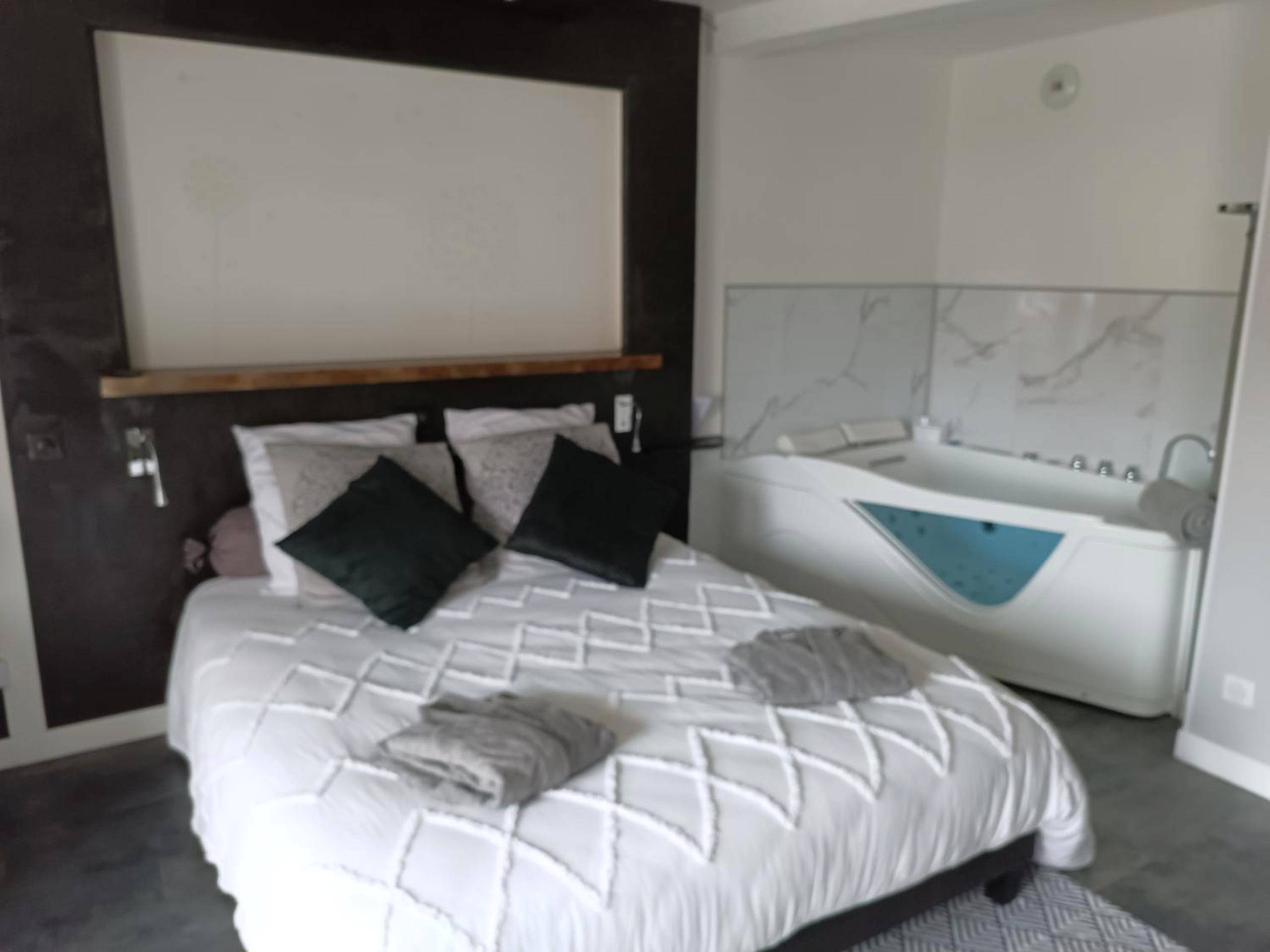 Chambre avec lit double et baignoire balnéo - Love Room Épernay - ADsweet