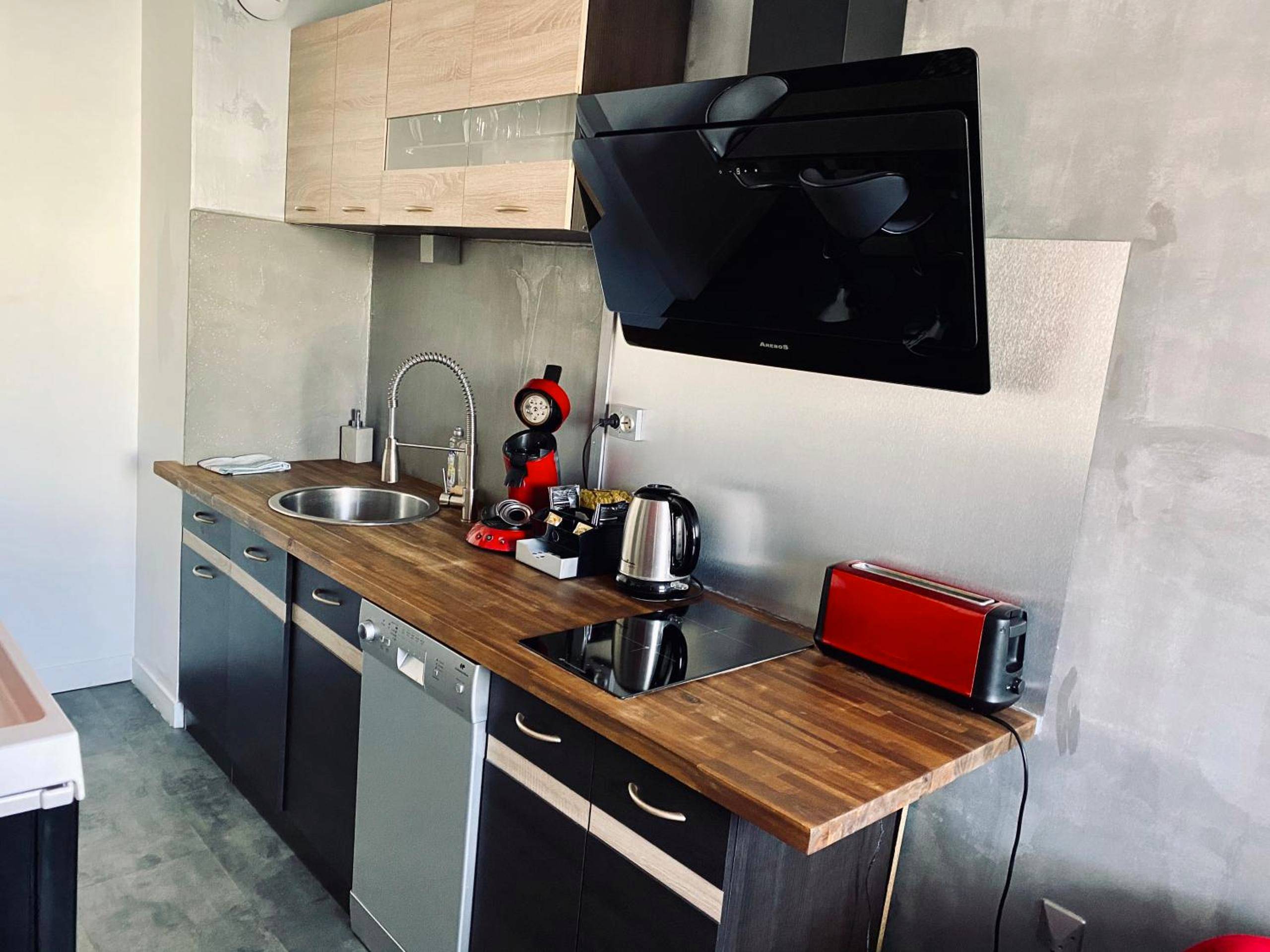 Cuisine équipée moderne avec touches de rouge - ADsweet