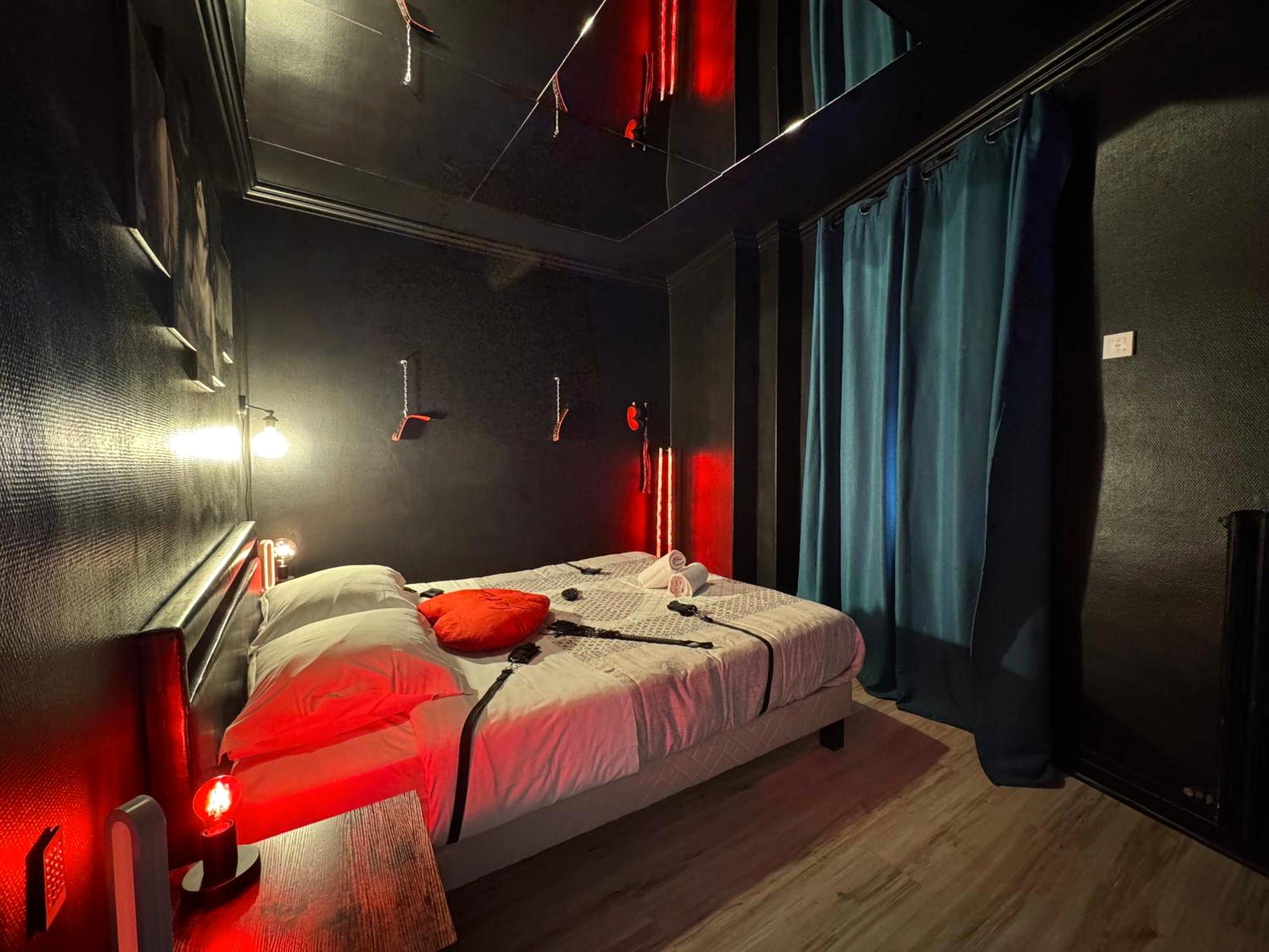Lit double avec miroir au plafond et sangles - LOVE ROOM Adulte Only
