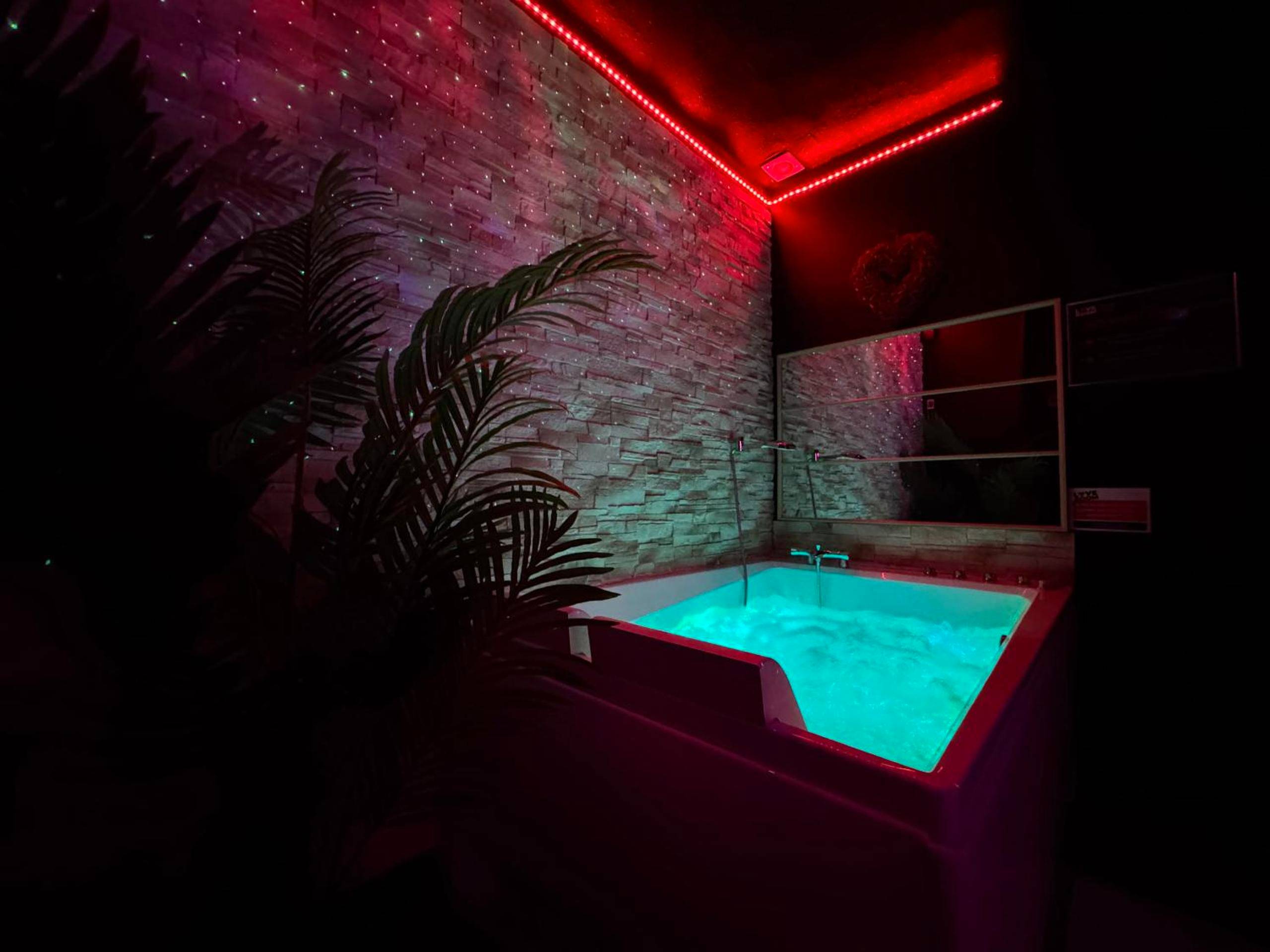Jacuzzi privatif avec chromothérapie bleue - LOVE ROOM Adulte Only