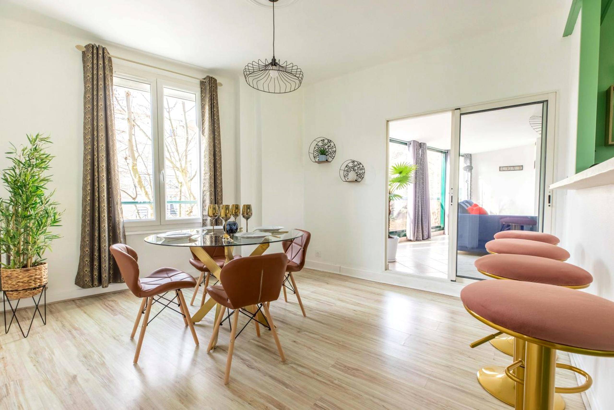 Espace salle à manger lumineux et moderne - LOVE ROOM Adulte Only