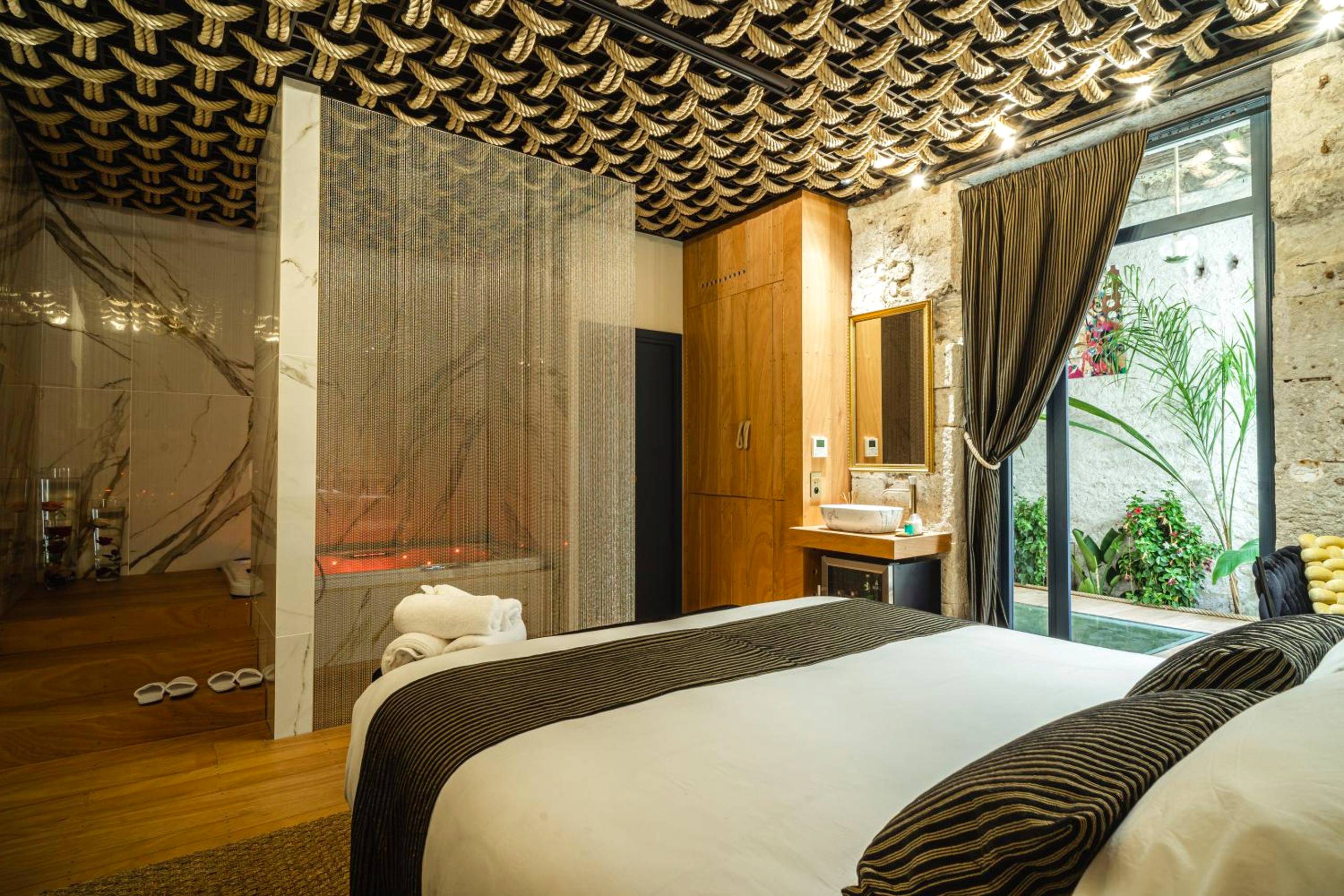 Chambre avec plafond en cordage et jacuzzi - Love Room Béziers - Airb&Sexy