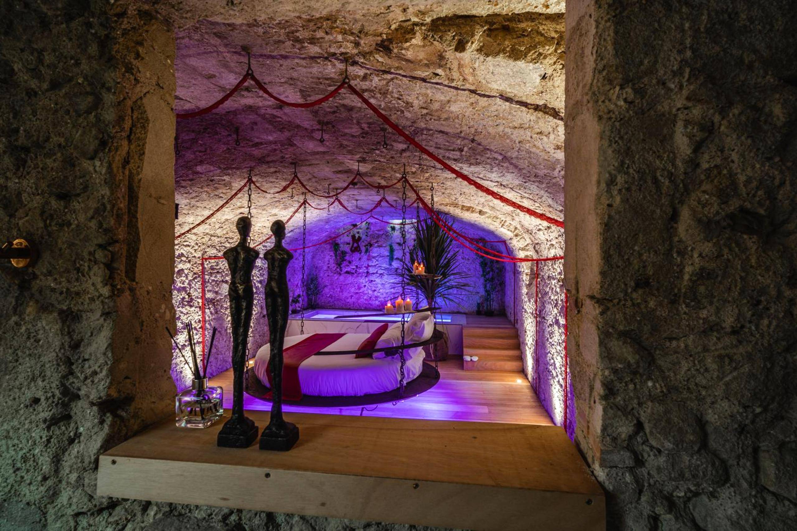 Lit rond suspendu dans une alcôve en pierre - Airb&Sexy