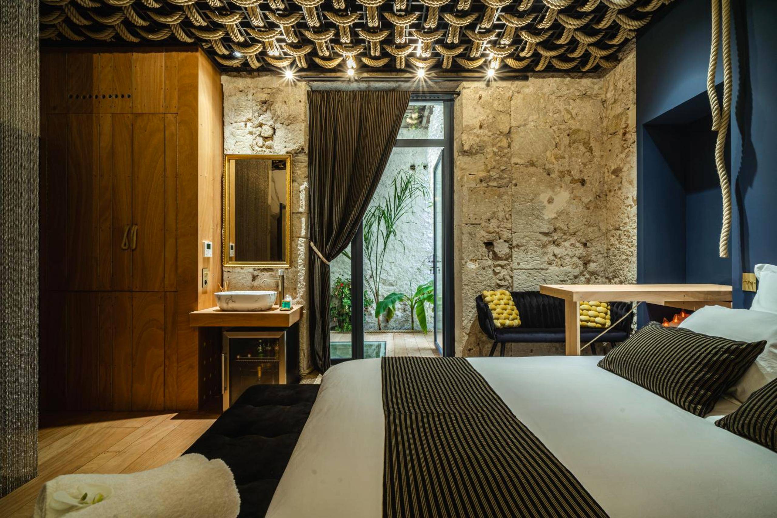 Lit king size et coin salon au style industriel - Airb&Sexy