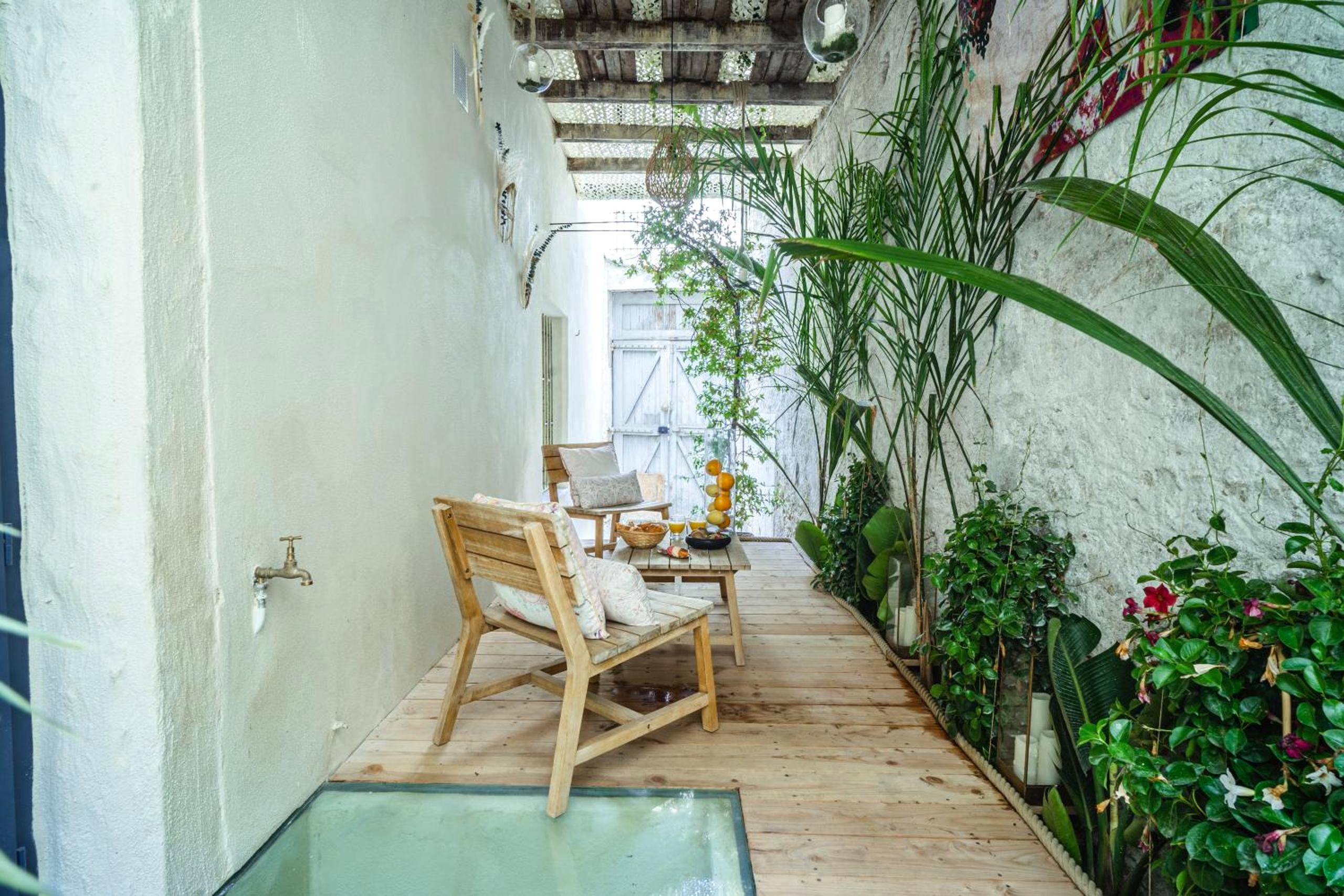 Terrasse privative avec mobilier en bois - Airb&Sexy