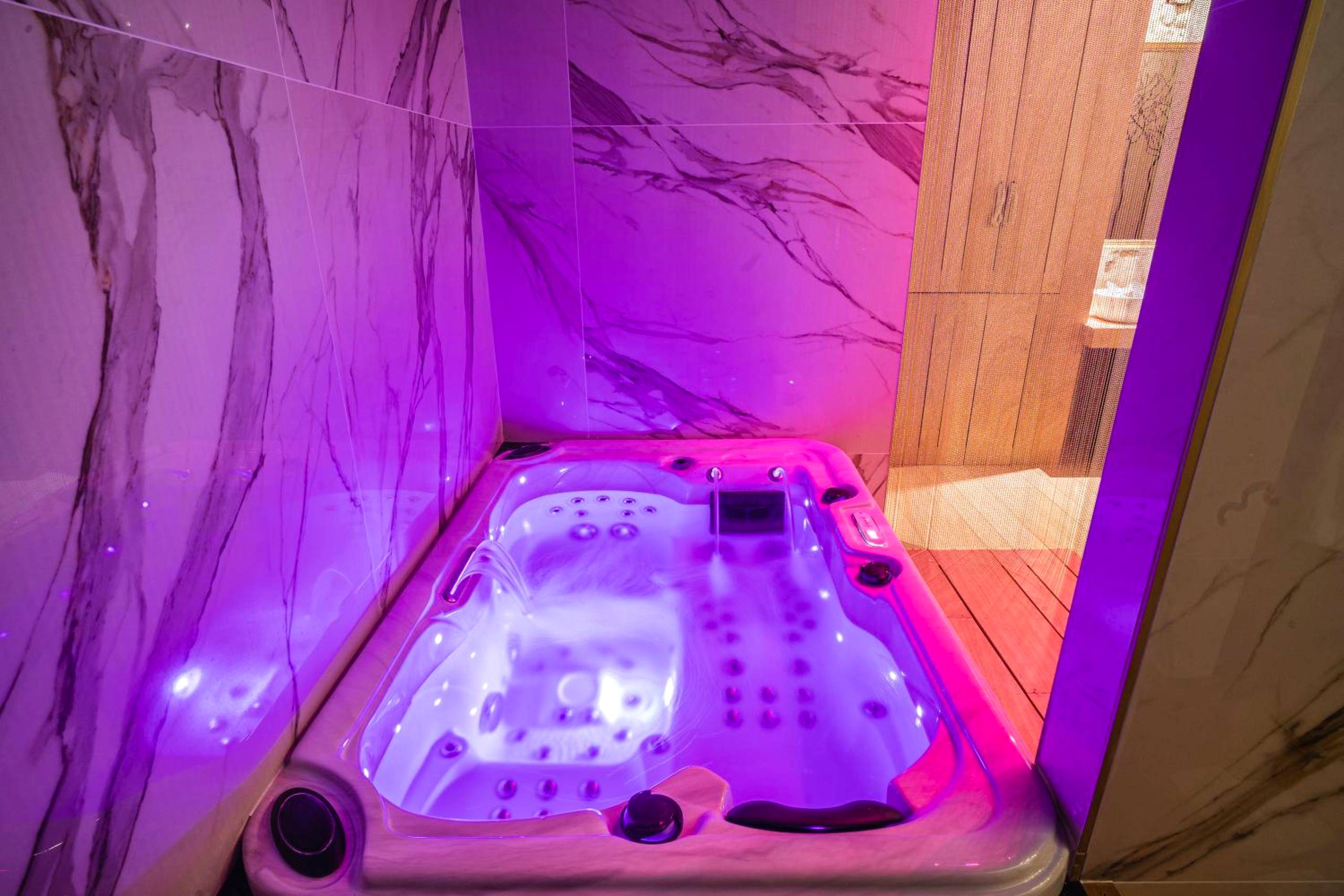 Jacuzzi privatif avec éclairage LED violet - Airb&Sexy