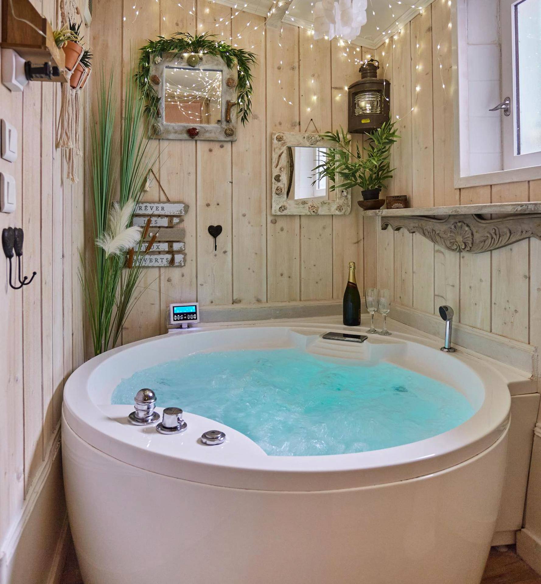 Baignoire balnéo ronde et bouteille de champagne - Love Room Aix - en - Provence - Appart Aix sauna jacuzzi balneo spa...