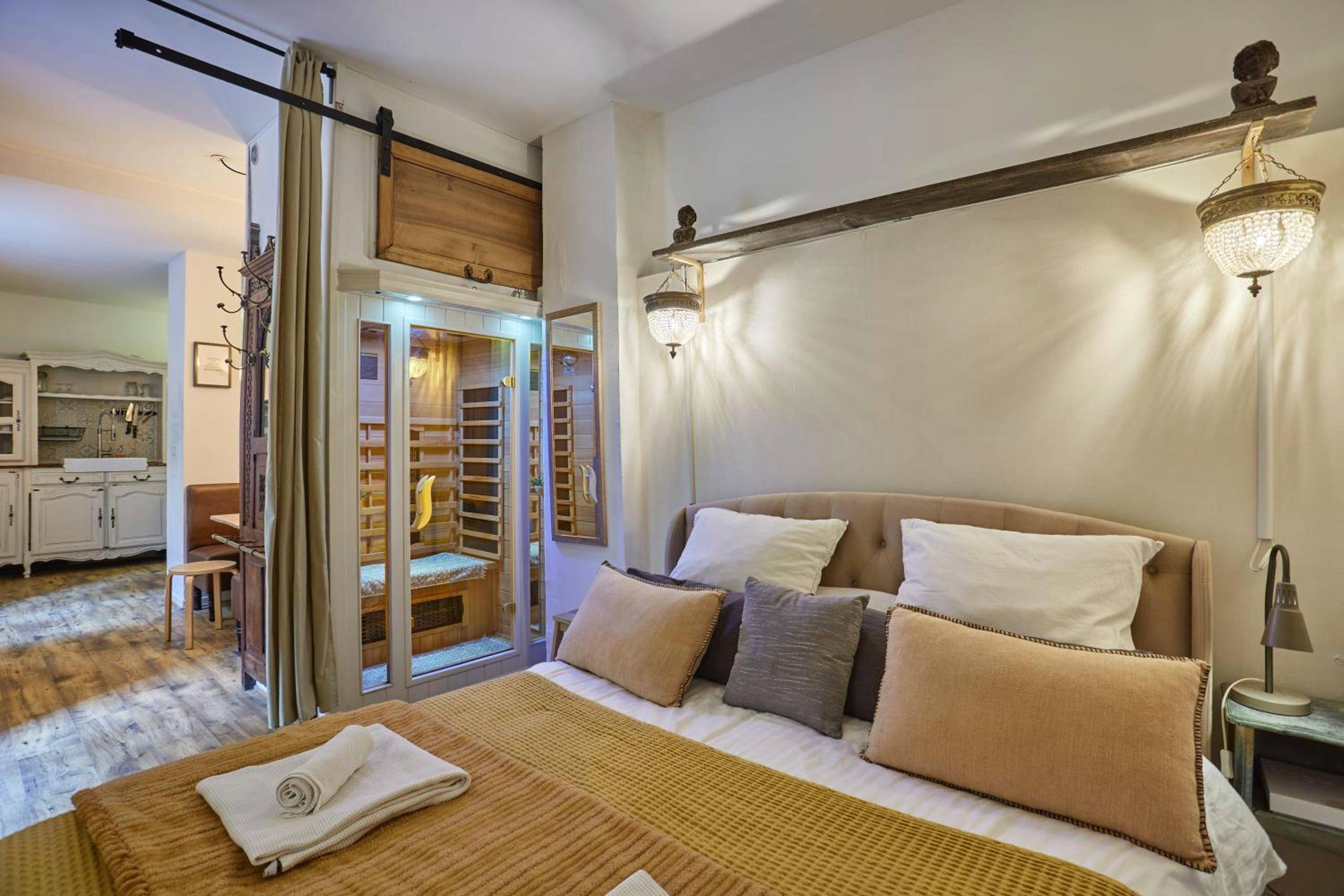 Lit double avec vue sur sauna privatif - Appart Aix sauna jacuzzi balneo spa privatifs hyper centre historique cour intérieur