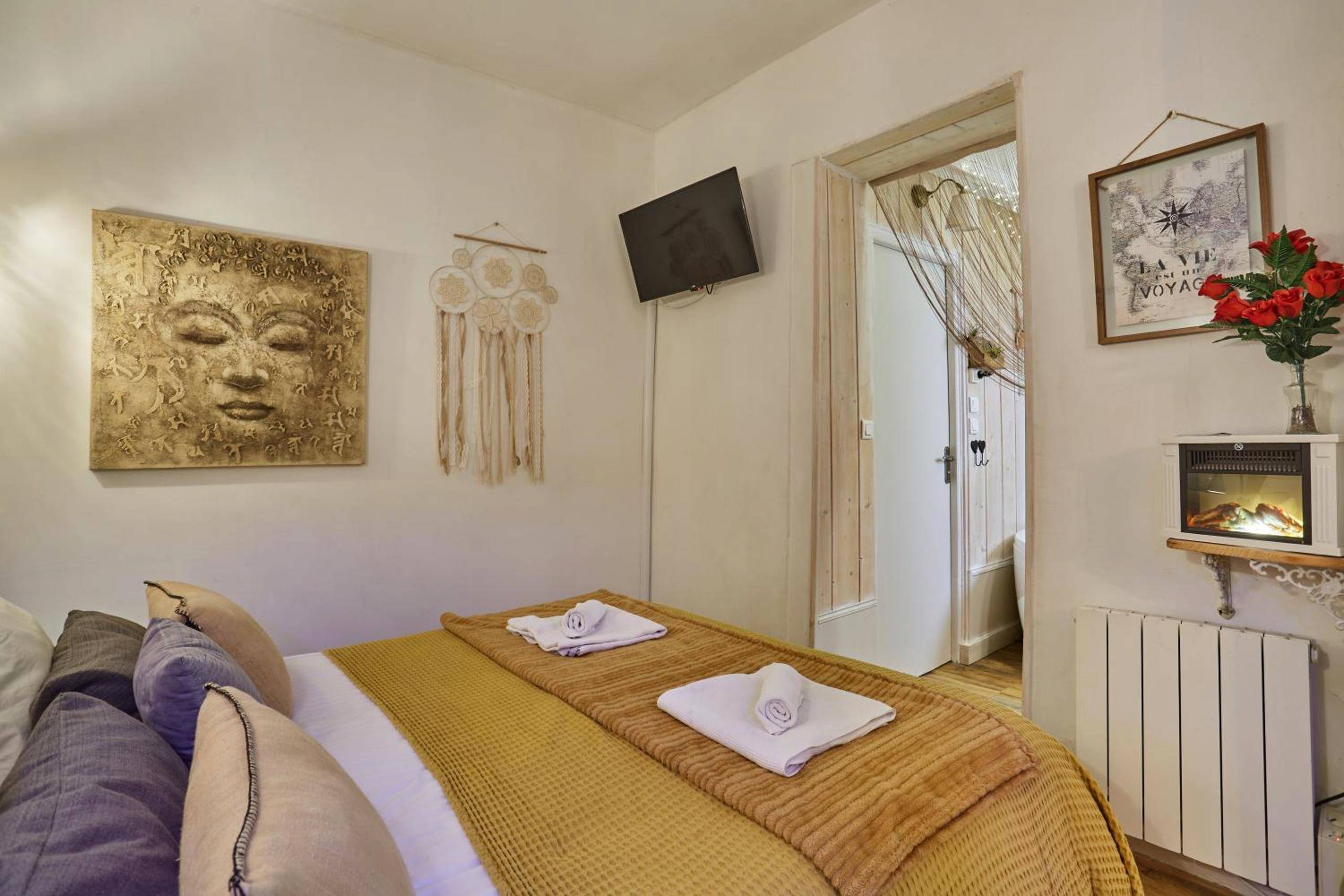 Photo du logement - Appart Aix sauna jacuzzi balneo spa privatifs hyper centre historique cour intérieur