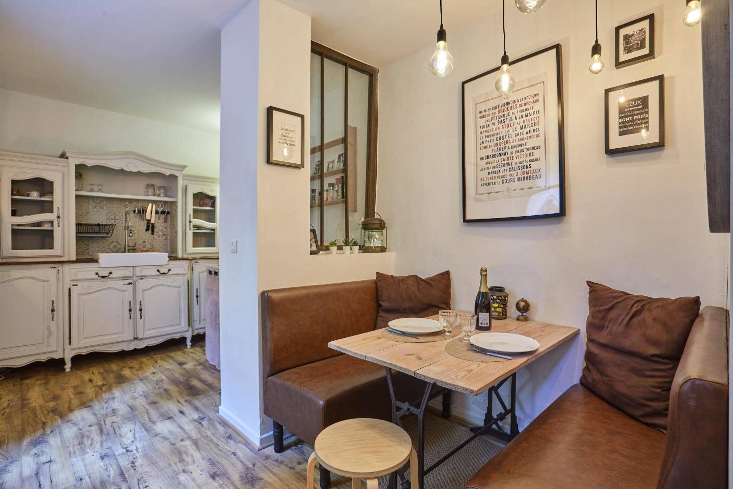 Coin repas avec banquettes en cuir et cuisine - Appart Aix sauna jacuzzi balneo spa privatifs hyper centre historique...
