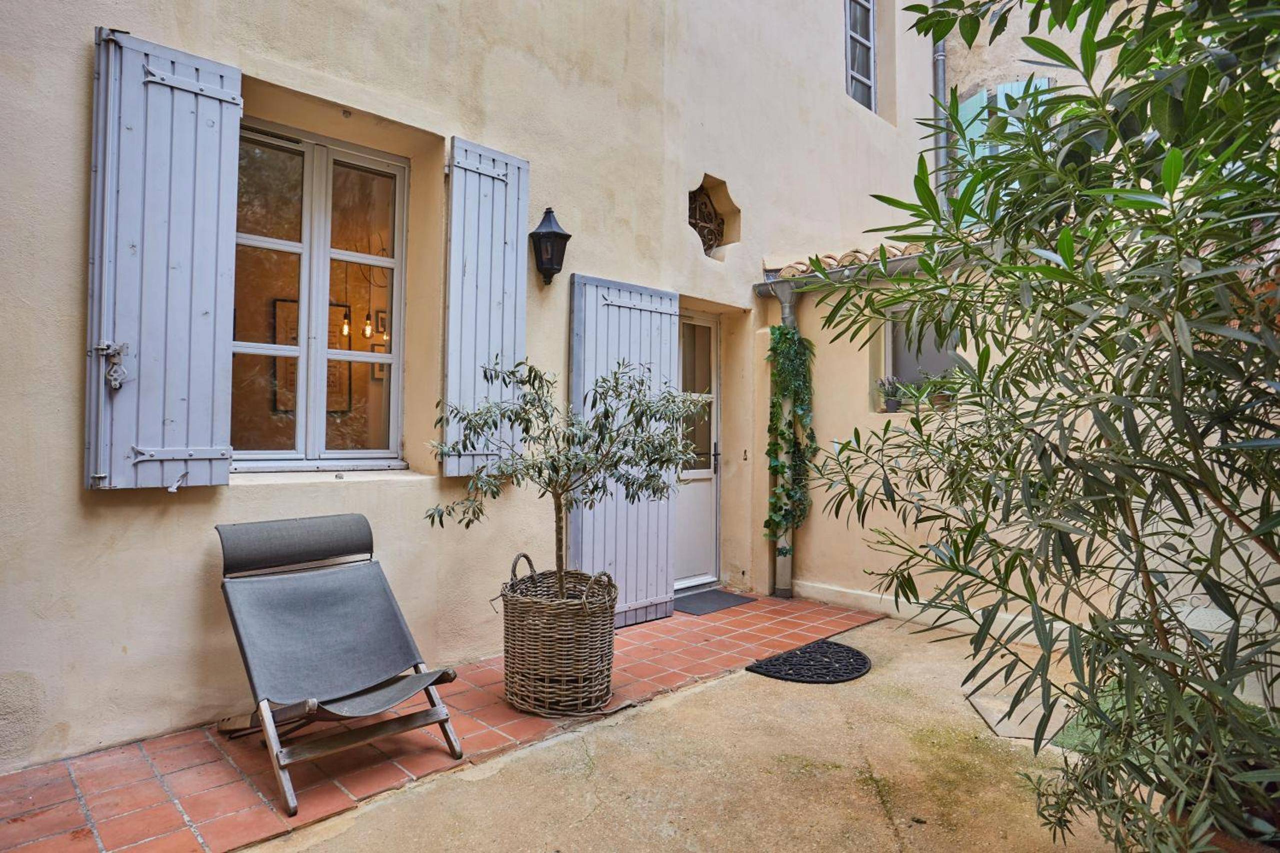 Terrasse privative avec transat et volets bleus - Appart Aix sauna jacuzzi balneo spa privatifs hyper centre historique...