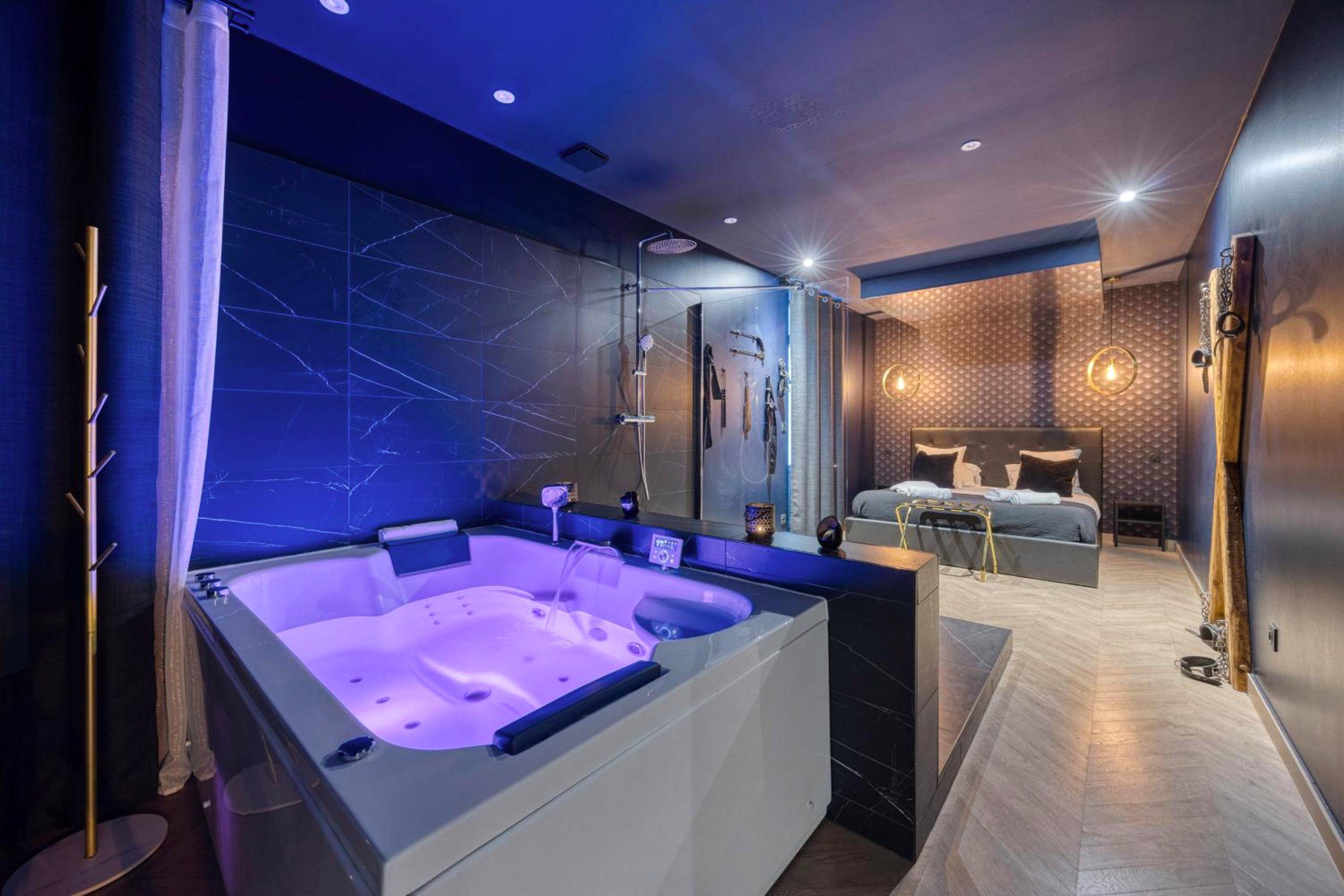 Jacuzzi privatif avec éclairage néon violet - Love Room Aix - les - Bains - Love Room L'Aixtase - Oasis Romantique à Aix...