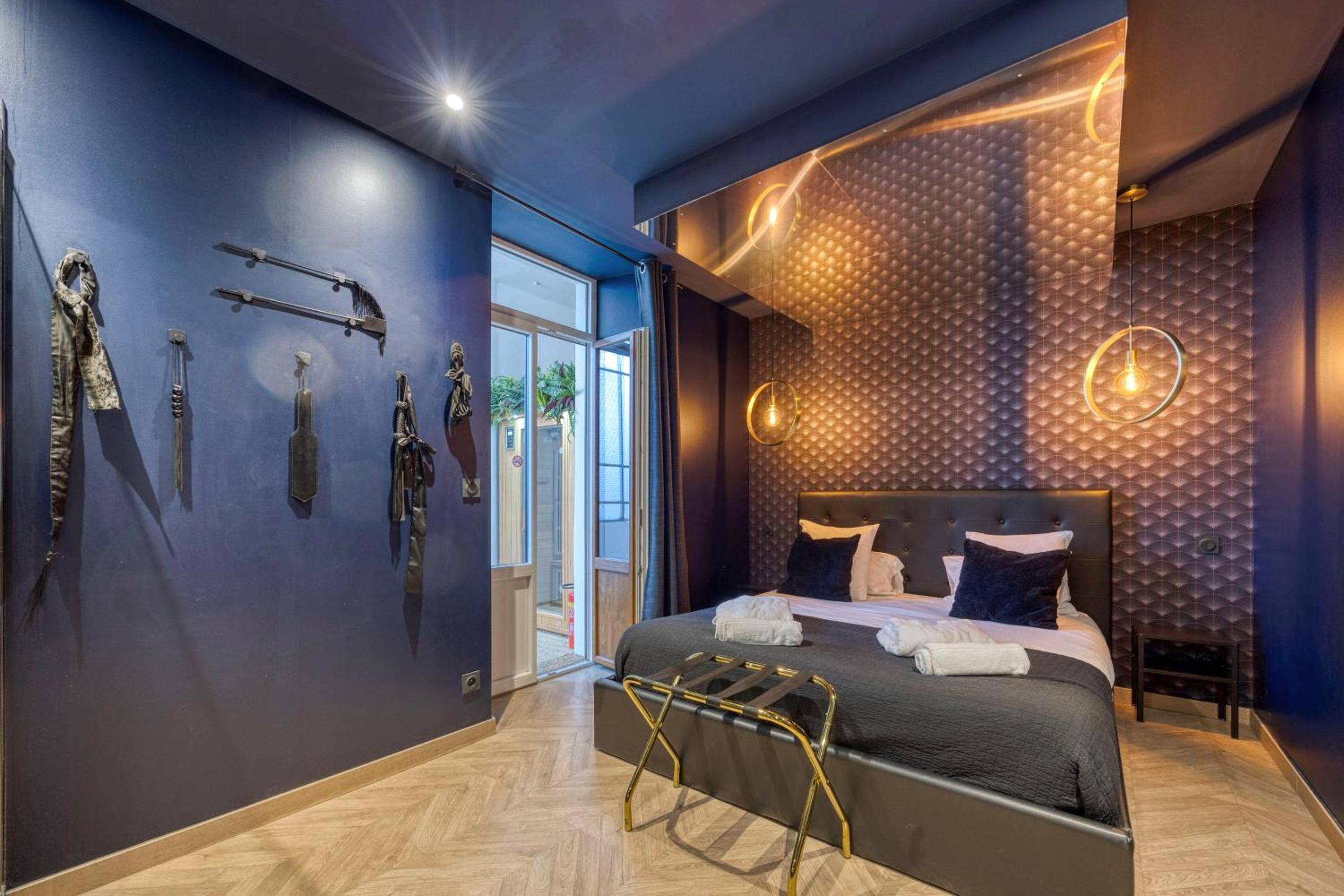 Chambre avec accessoires érotiques muraux - Love Room L'Aixtase - Oasis Romantique à Aix - les - Bains