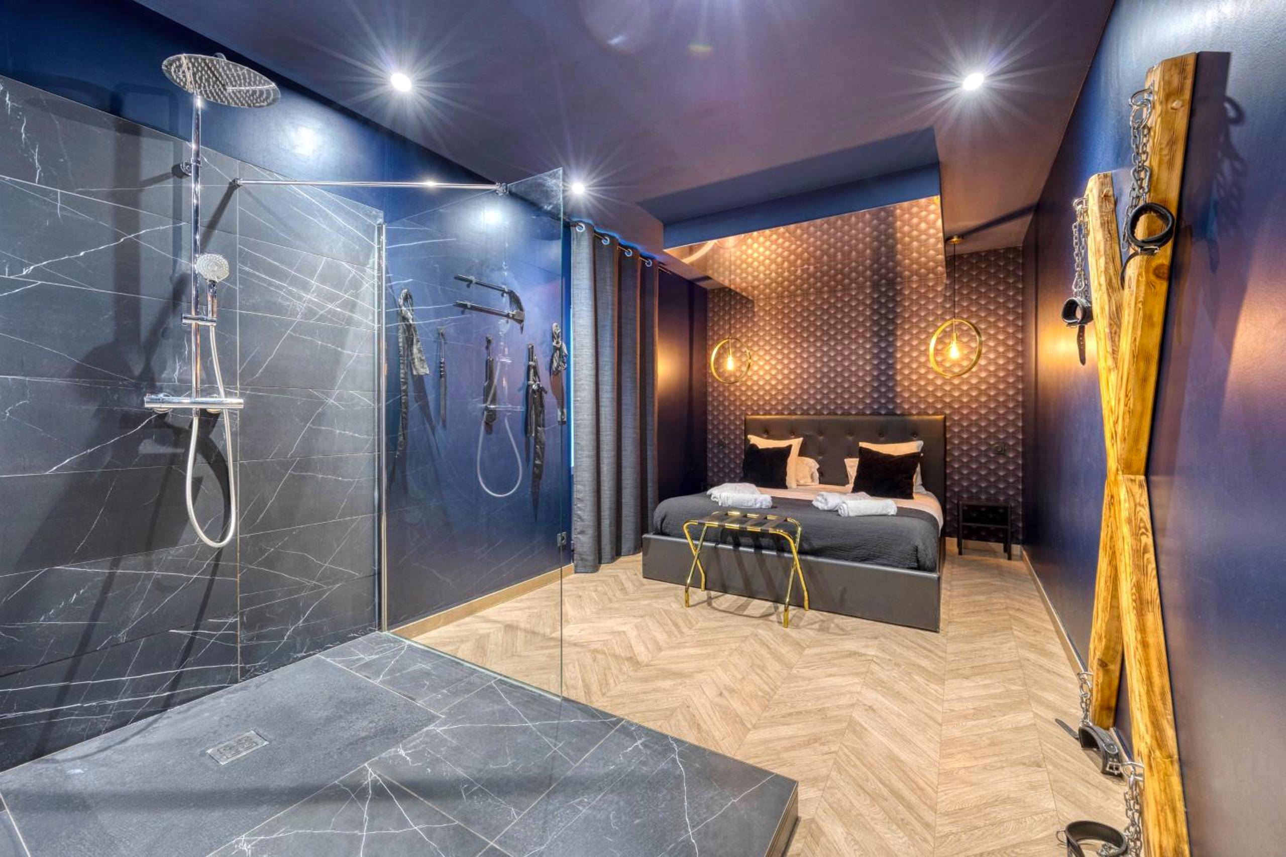 Douche à l'italienne et croix de Saint - André - Love Room L'Aixtase - Oasis Romantique à Aix - les - Bains