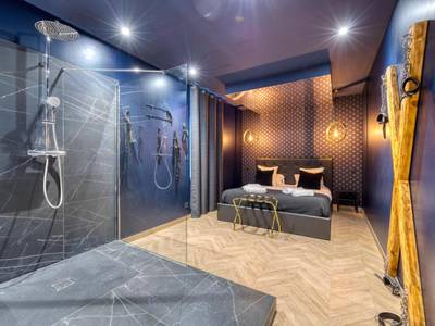 Douche à l'italienne et croix de Saint - André - Love Room L'Aixtase - Oasis Romantique à Aix - les - Bains