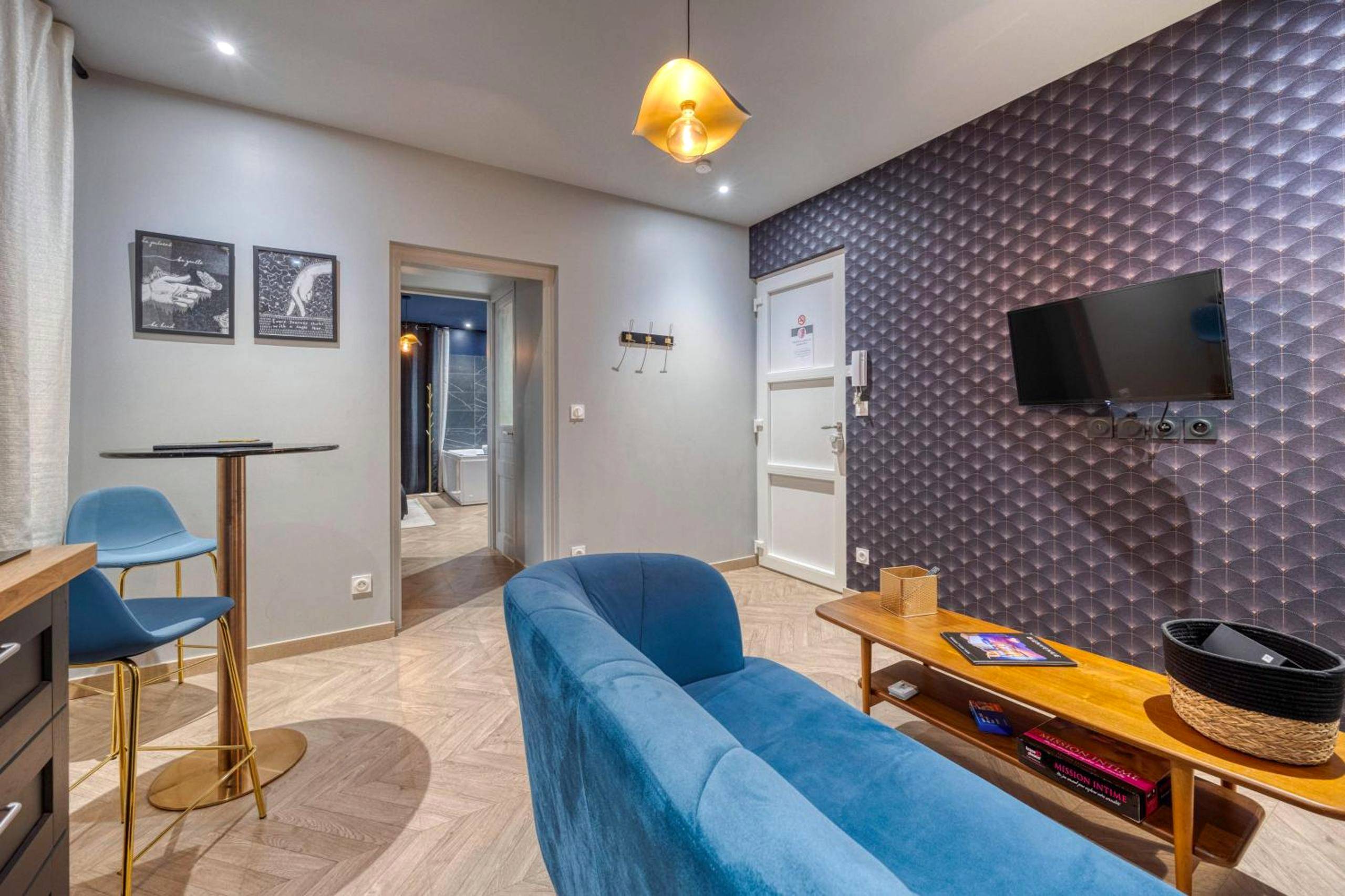 Espace séjour avec télévision et table haute - Love Room L'Aixtase - Oasis Romantique à Aix - les - Bains