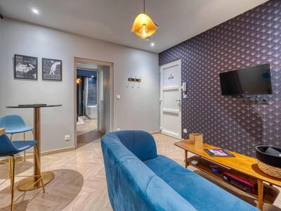 Espace séjour avec télévision et table haute - Love Room L'Aixtase - Oasis Romantique à Aix - les - Bains