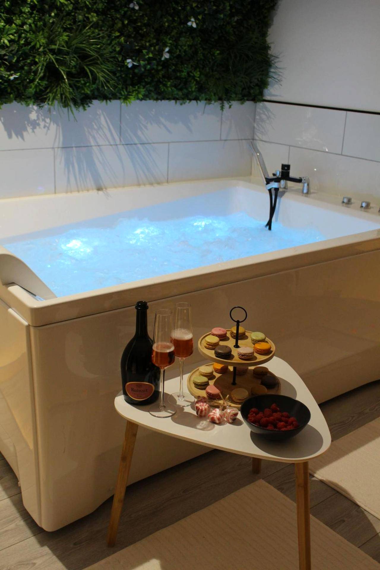 Baignoire balnéo avec champagne et macarons - Love Room Salasc - L'Alchimie