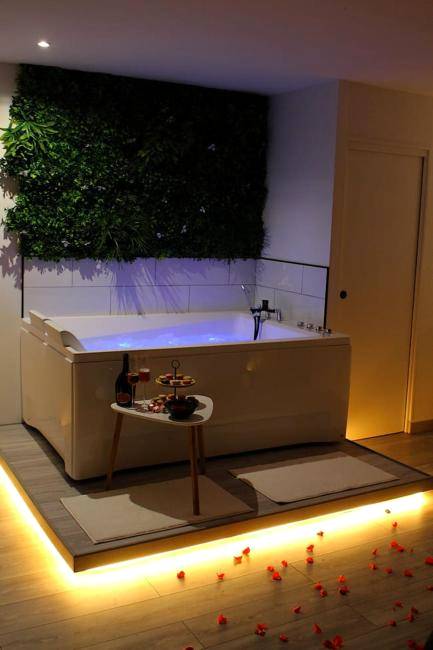 Jacuzzi privatif sur estrade lumineuse - L'Alchimie
