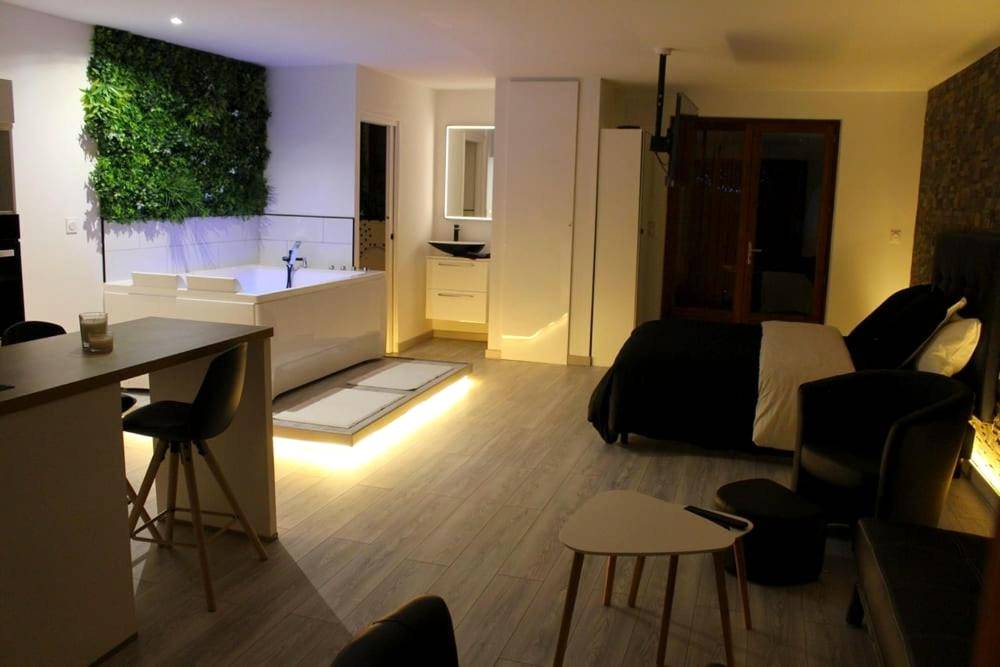 Vue d'ensemble de la suite avec jacuzzi - L'Alchimie