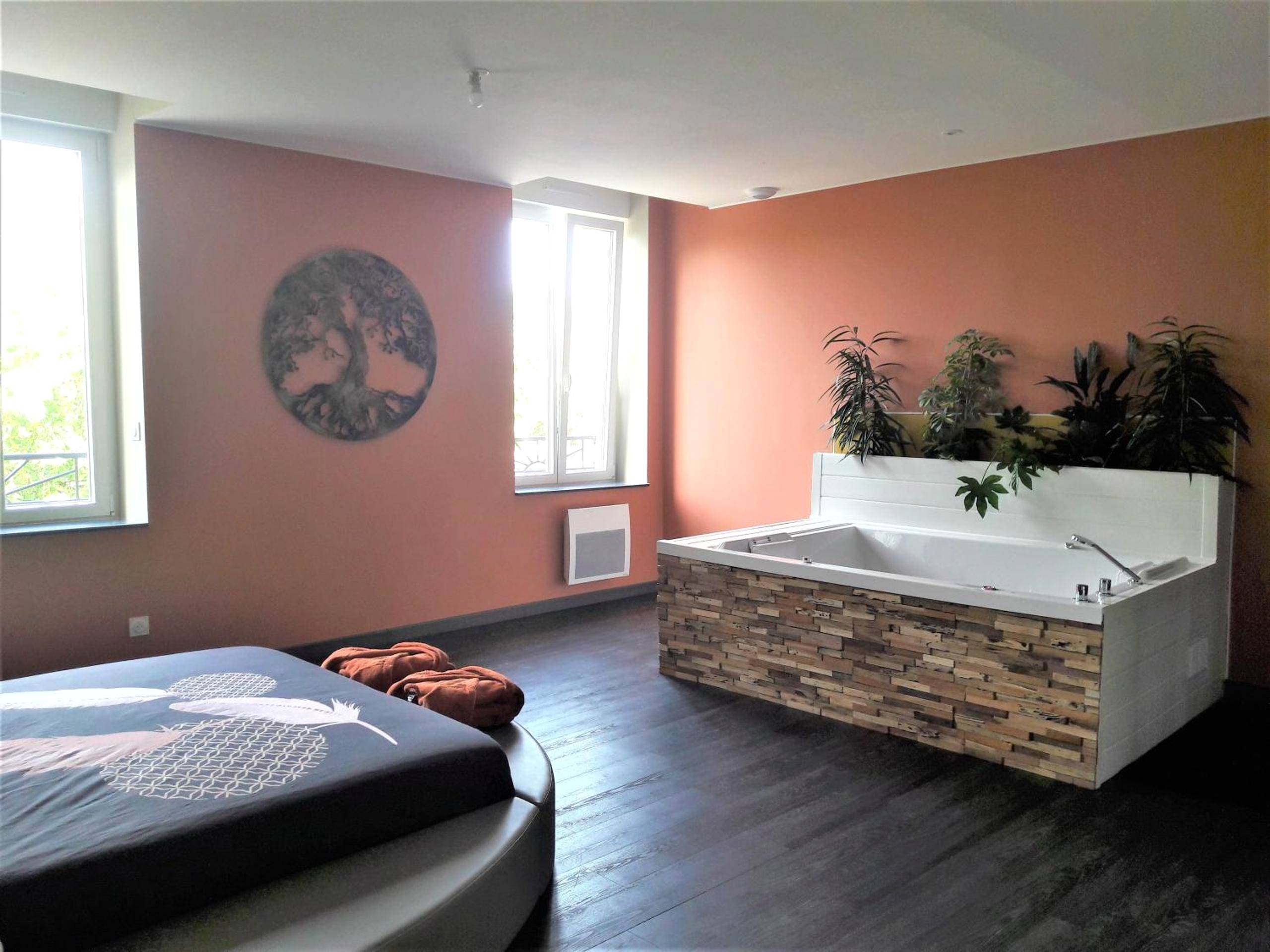 Suite avec lit rond et baignoire balnéo - L'alchimie33