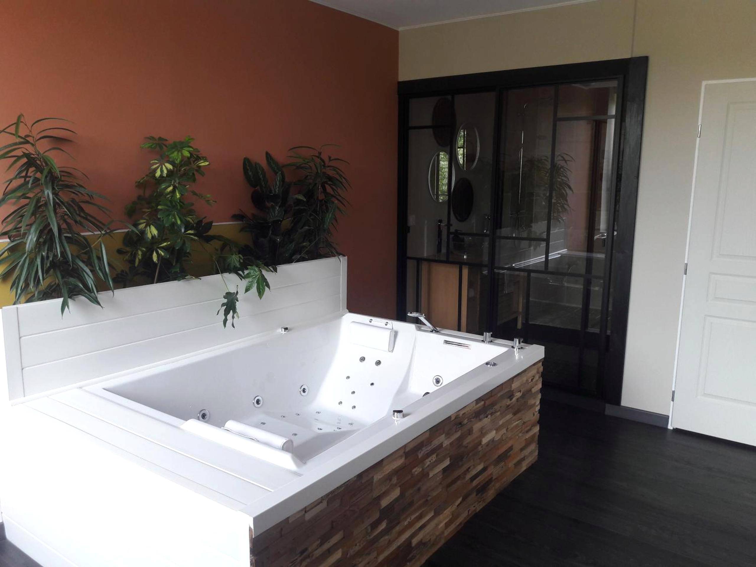 Baignoire balnéo avec habillage en bois - L'alchimie33