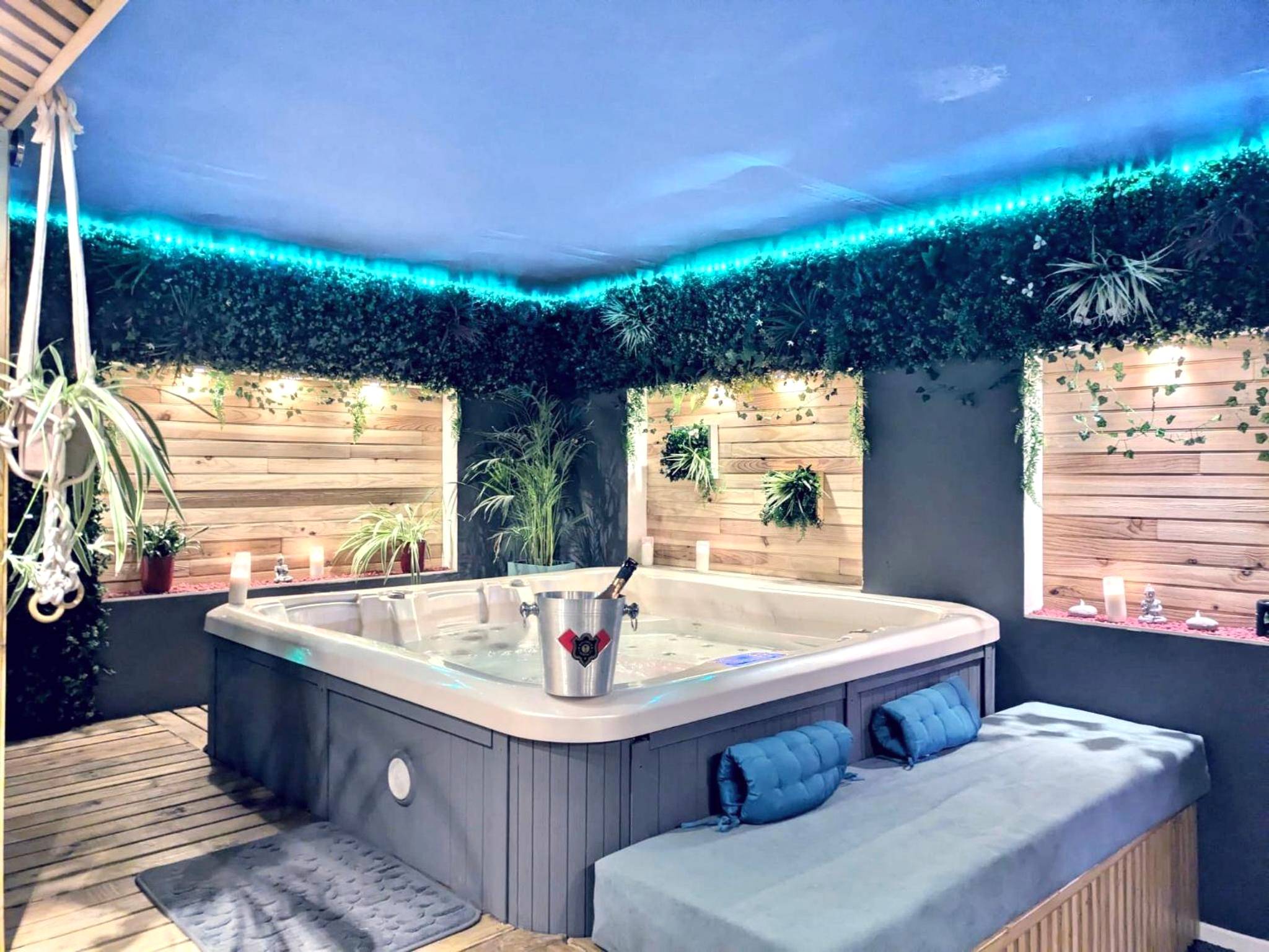 Jacuzzi privatif avec décor végétal et néons - Love Room Montauban - L'alcôve du 510 - Spa - chambre romantique - sauna...
