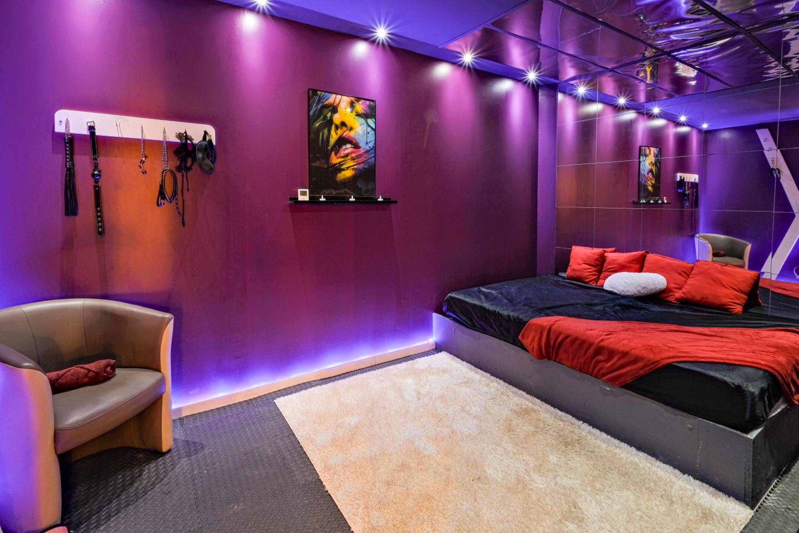 Chambre thématique avec lit king size et miroirs - L'alcôve du 510 - Spa - chambre romantique - sauna - salle de jeux