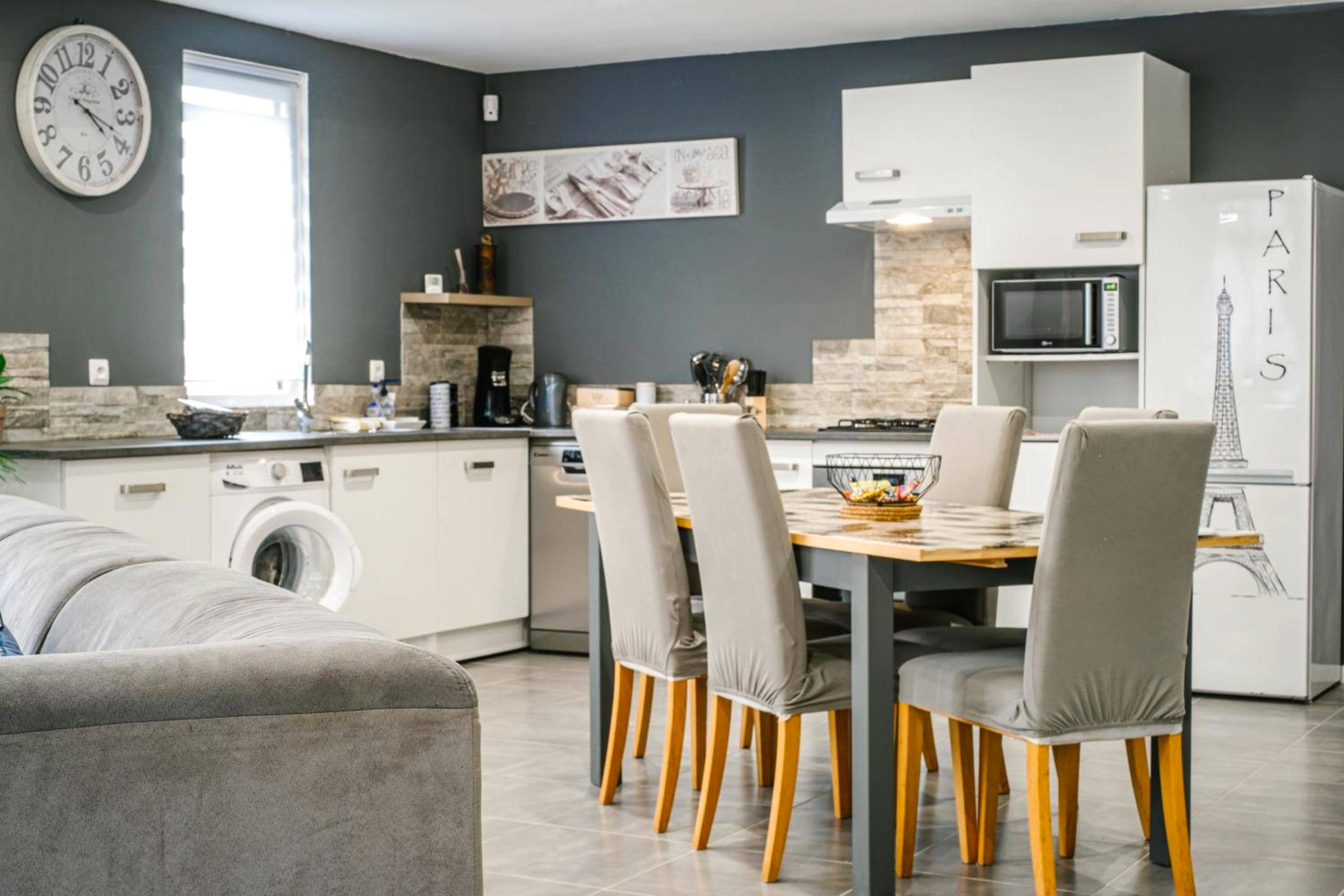 Cuisine équipée ouverte avec coin repas - L'alcôve du 510 - Spa - chambre romantique - sauna - salle de jeux