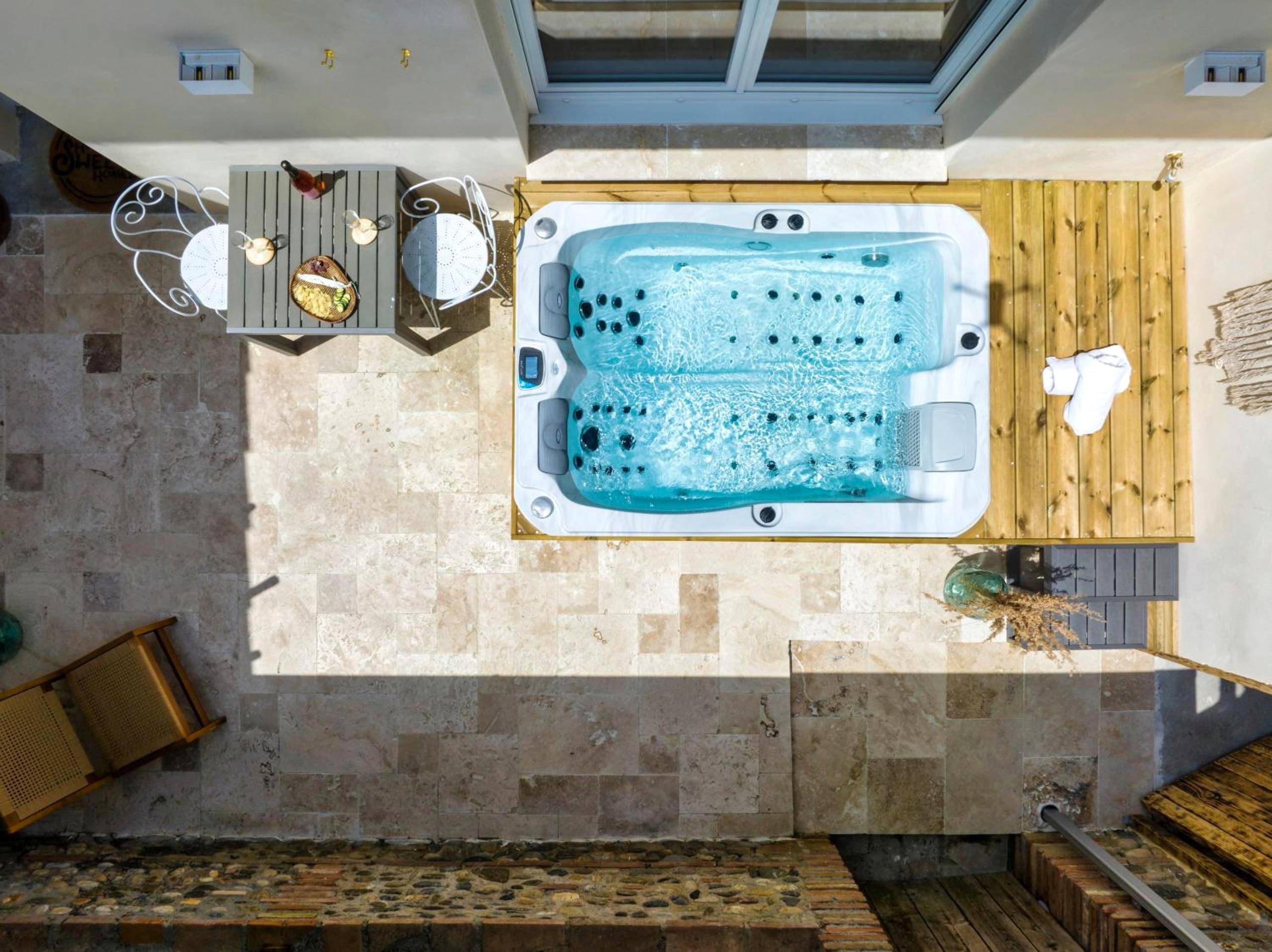 Vue aérienne du jacuzzi et de la terrasse - Love Room Castelnau - d'Estrétefonds - l'Alcove - SPA&SAUNA privé -...