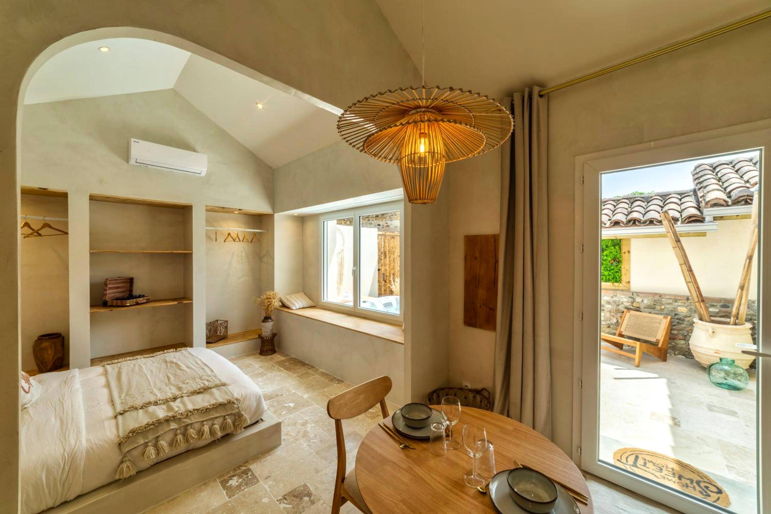 Chambre avec lit double et coin repas - l'Alcove - SPA&SAUNA privé - Oliveraie d'Eurocentre