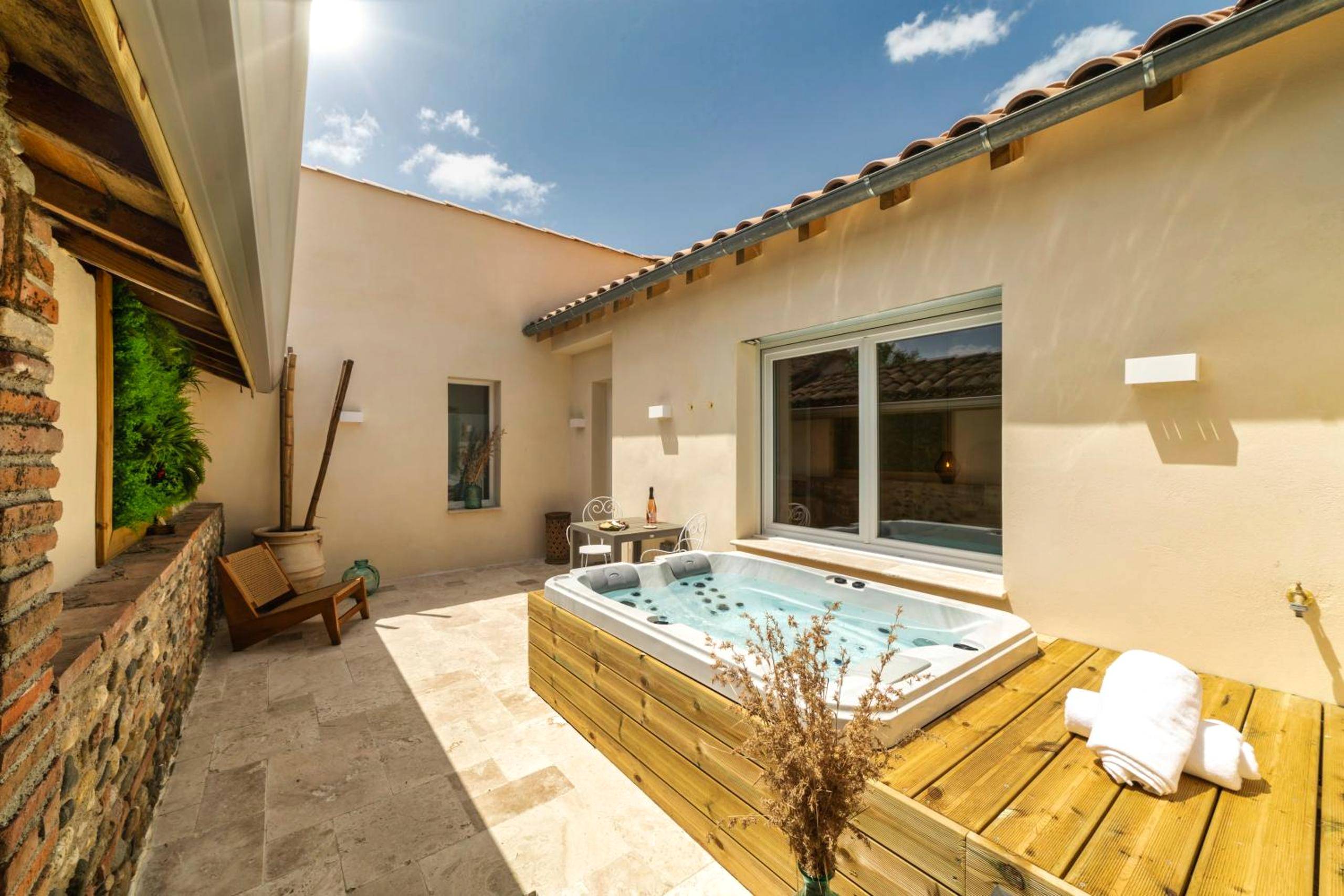 Jacuzzi extérieur sur terrasse en pierre - l'Alcove - SPA&SAUNA privé - Oliveraie d'Eurocentre
