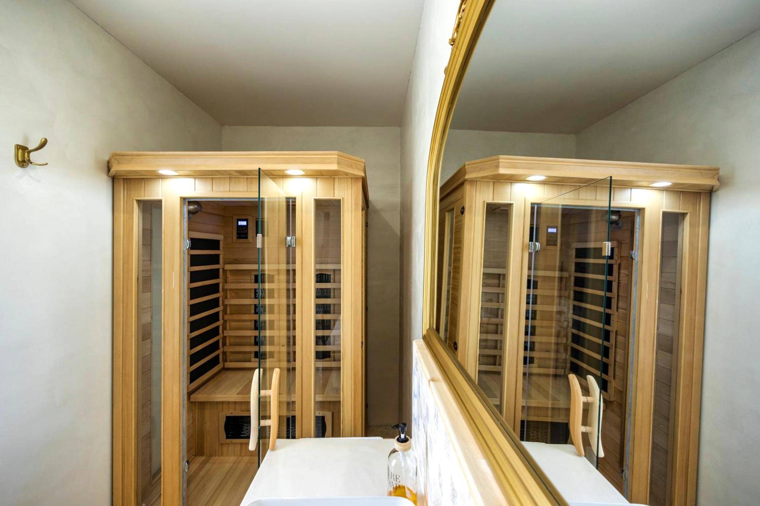 Sauna infrarouge en bois avec porte vitrée - l'Alcove - SPA&SAUNA privé - Oliveraie d'Eurocentre