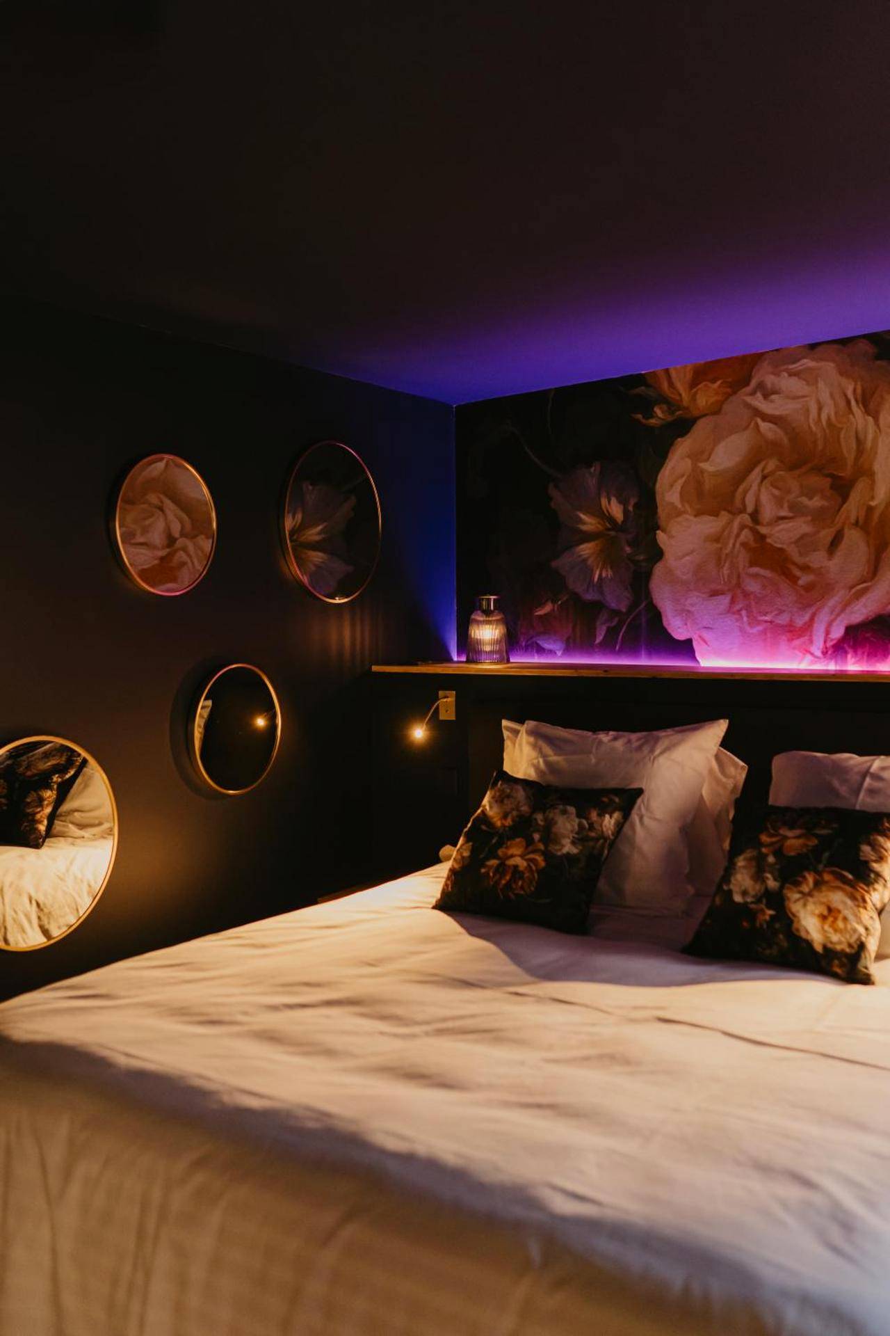 Chambre avec fresque florale et miroirs ronds - Love Room Clisson - L'alcôve Clisson - Love room - Gîte Romantique - SPA