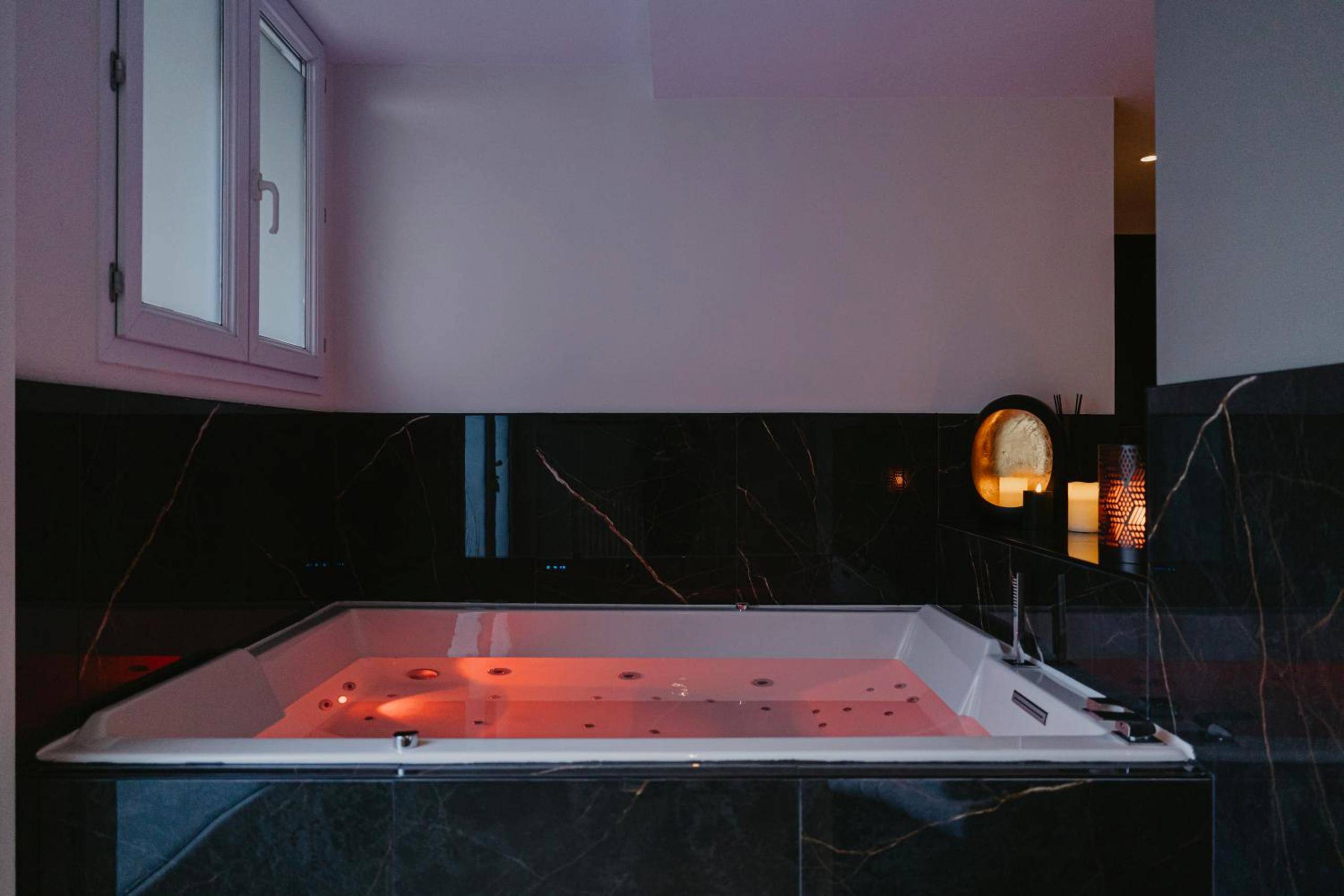 Baignoire balnéo avec éclairage rouge - L'alcôve Clisson - Love room - Gîte Romantique - SPA