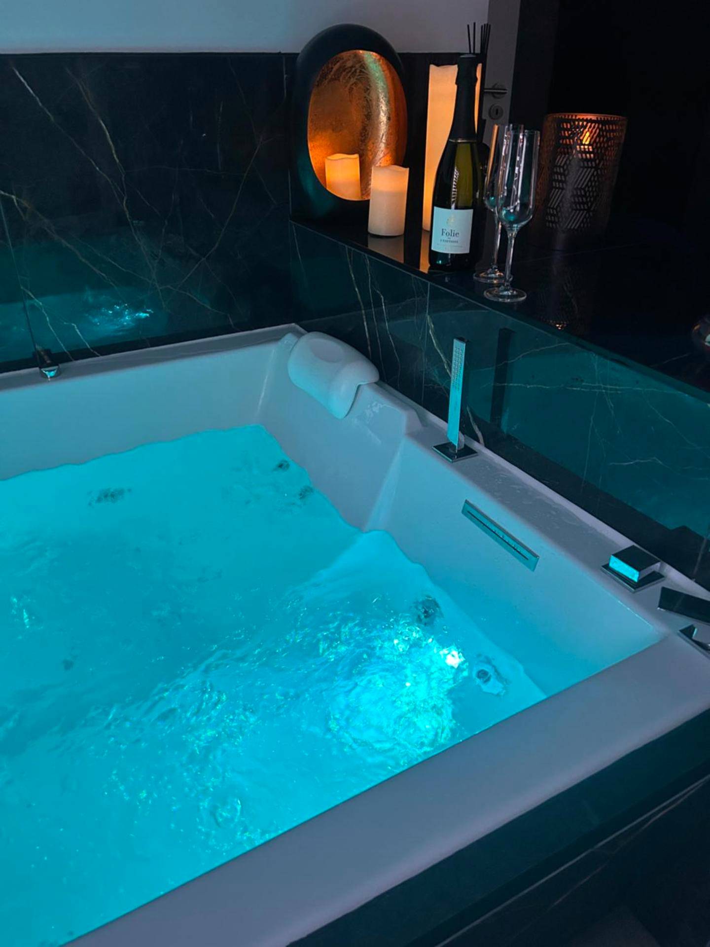 Jacuzzi privatif avec leds bleues et champagne - L'alcôve Clisson - Love room - Gîte Romantique - SPA