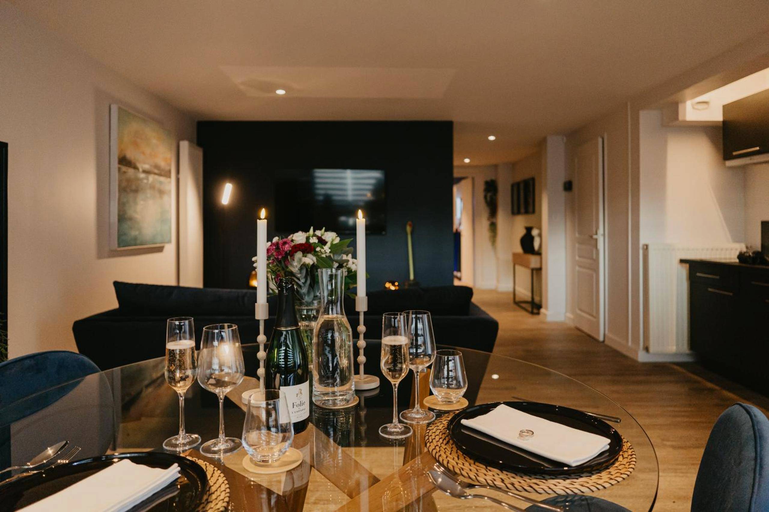 Table dressée avec bougies et vin pétillant - L'alcôve Clisson - Love room - Gîte Romantique - SPA