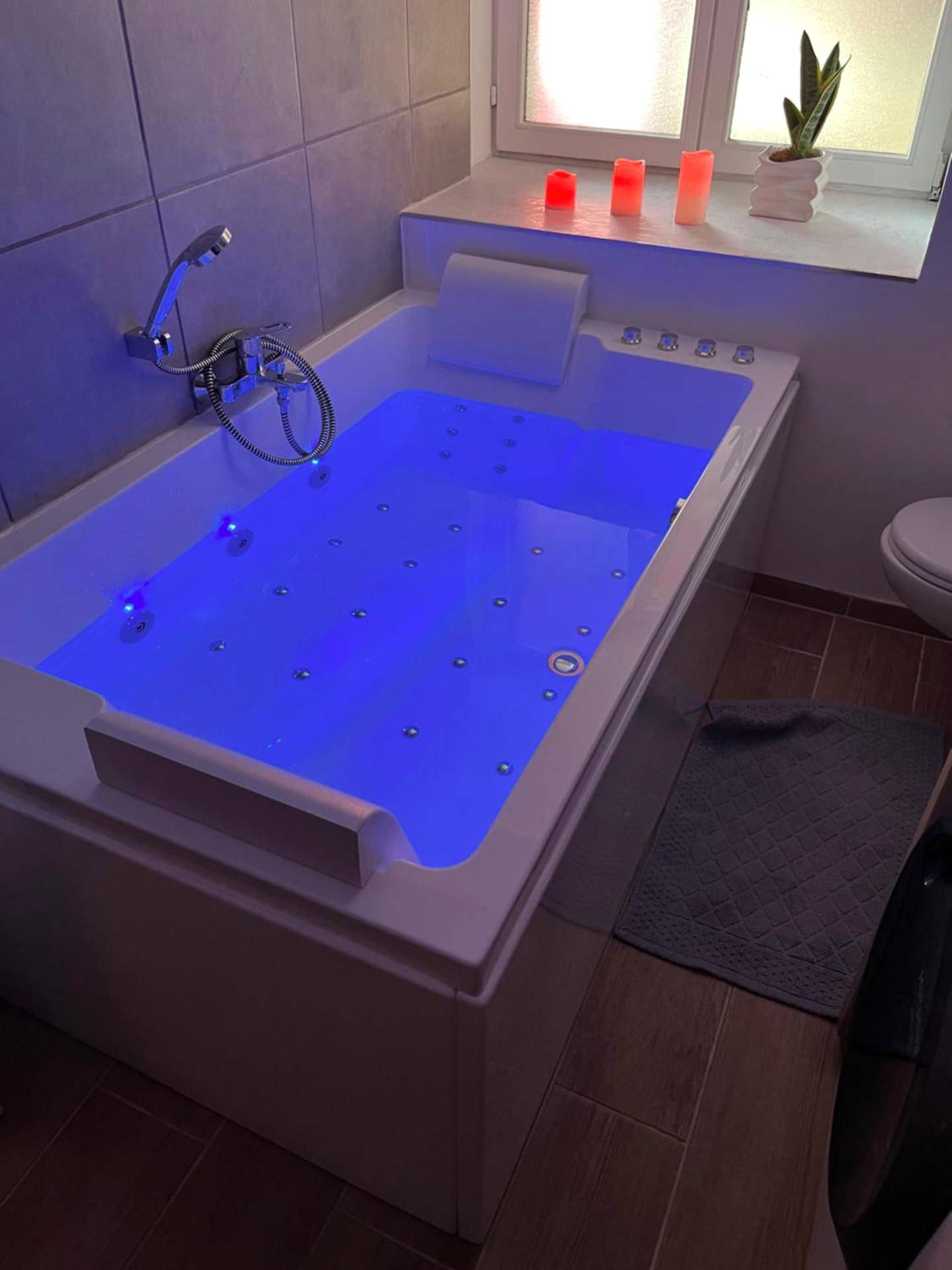 Baignoire balnéo avec éclairage LED bleu - Love Room Lautenbach - L’Alsacienne room et spa