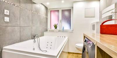 Salle de bain moderne avec baignoire spa - L’Alsacienne room et spa