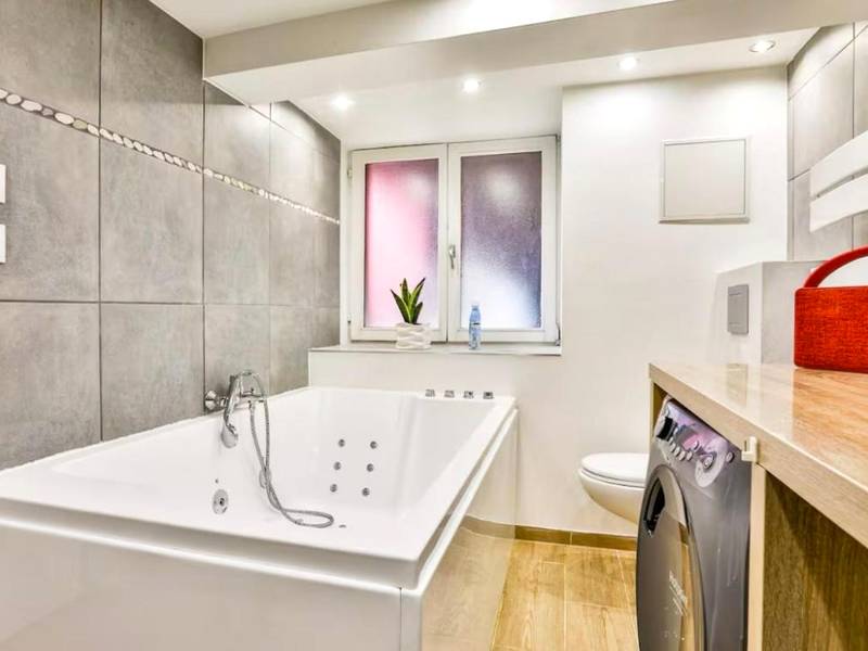 Salle de bain moderne avec baignoire spa - L’Alsacienne room et spa