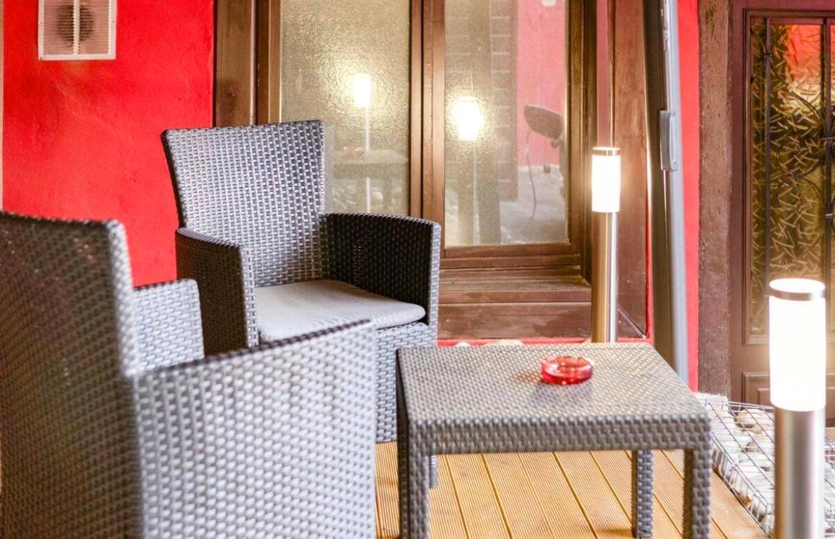 Terrasse privative avec fauteuils en résine - L’Alsacienne room et spa