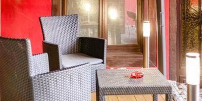 Terrasse privative avec fauteuils en résine - L’Alsacienne room et spa