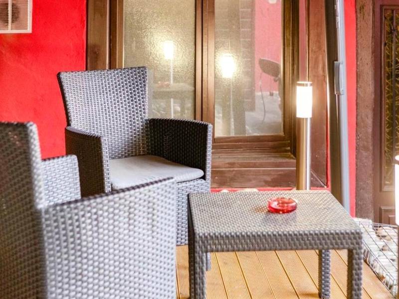 Terrasse privative avec fauteuils en résine - L’Alsacienne room et spa