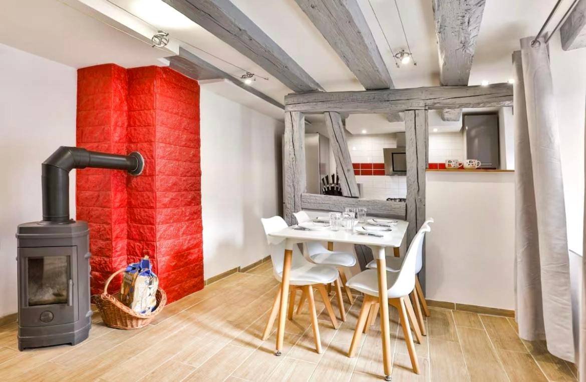 Espace repas avec poêle à bois et poutres - L’Alsacienne room et spa