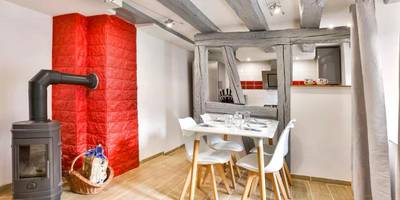 Espace repas avec poêle à bois et poutres - L’Alsacienne room et spa